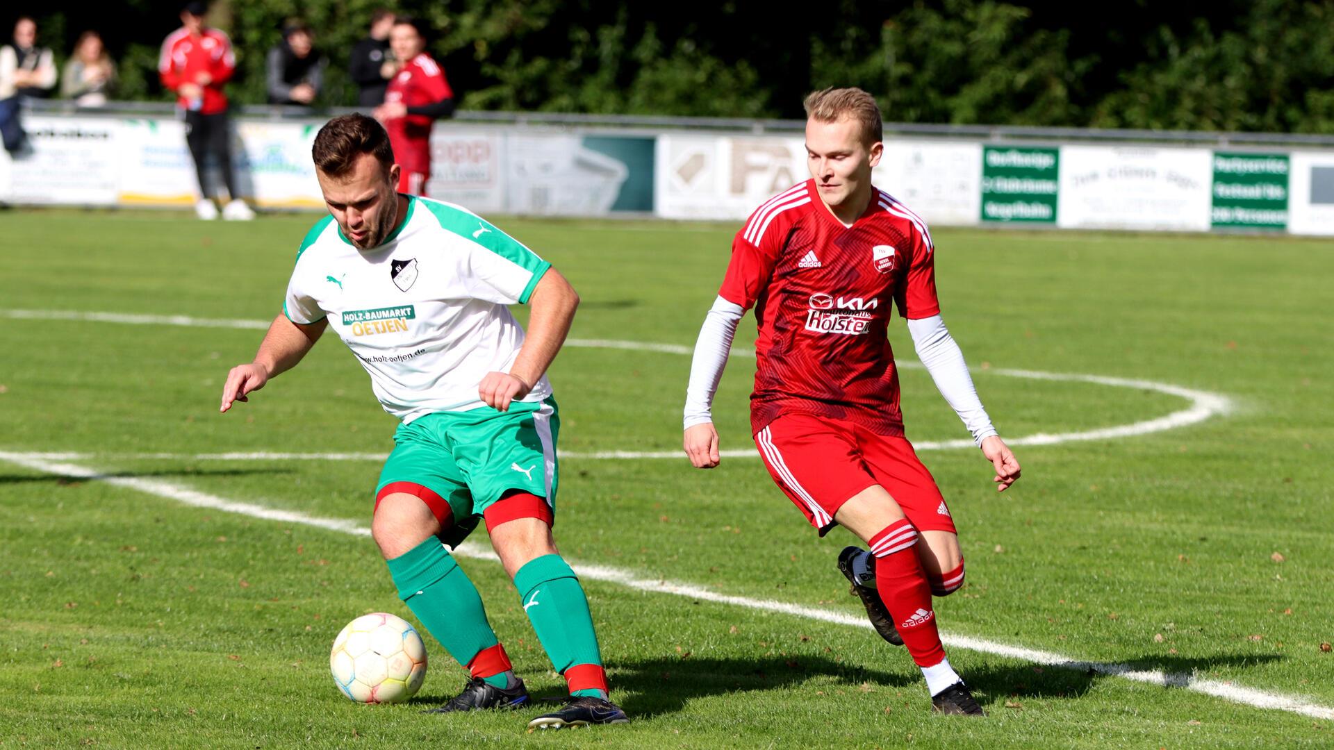 Die Sandbosteler Defensive um Luca Poppe (li.), hier gegen Marcel Riggers, ließ sich gleich zweimal überraschen.