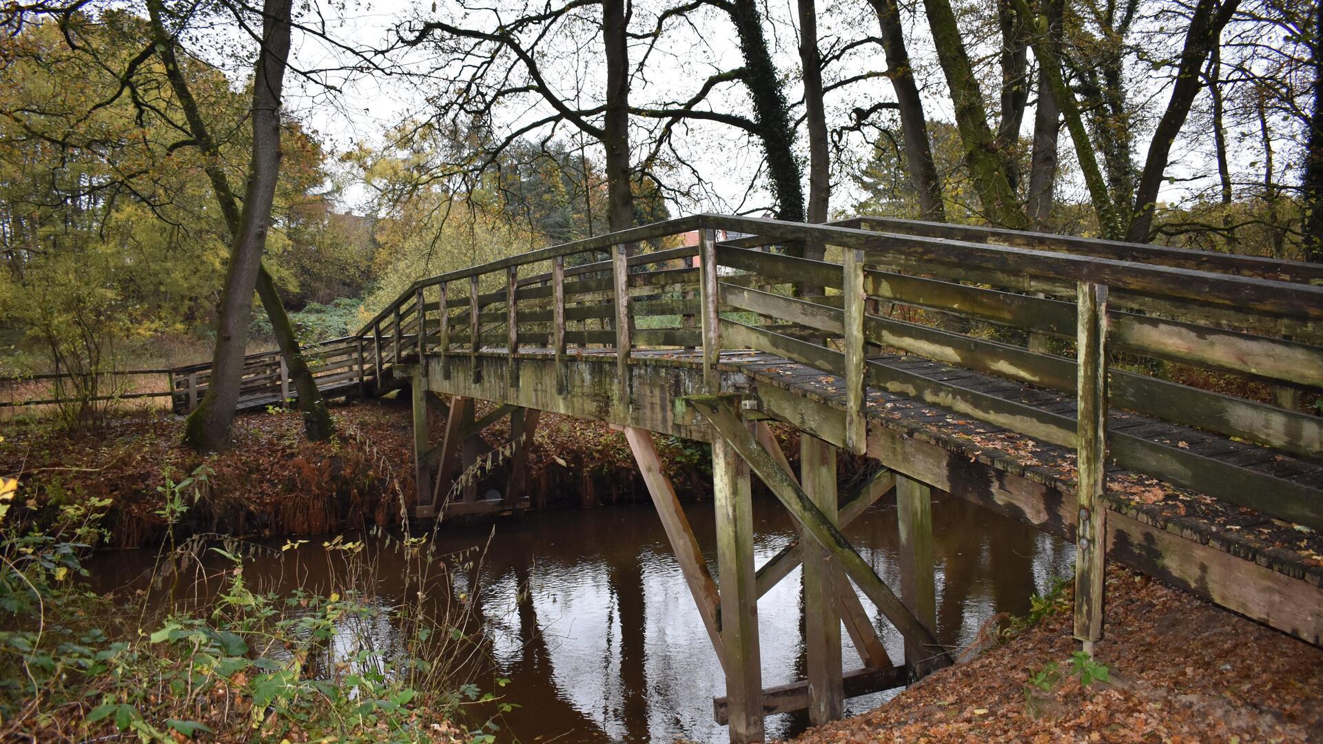 Holzbrücke über einen Fluss