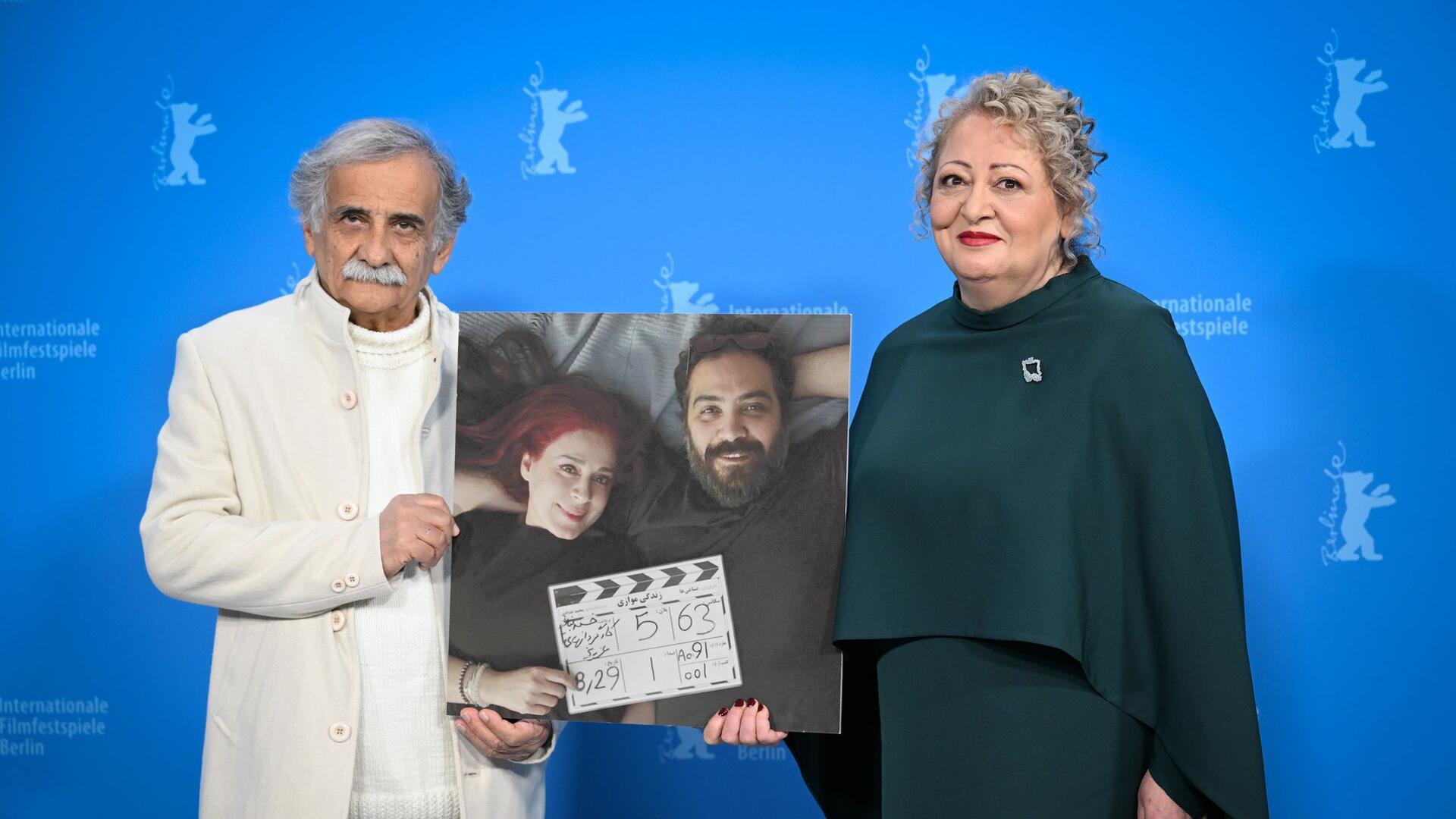 Die Schauspieler Esmail Mehrabi (l) und Lily Farhadpour (r) kamen ohne ihre Regisseure zur Berlinale - zeigten sie aber auf einem Foto.