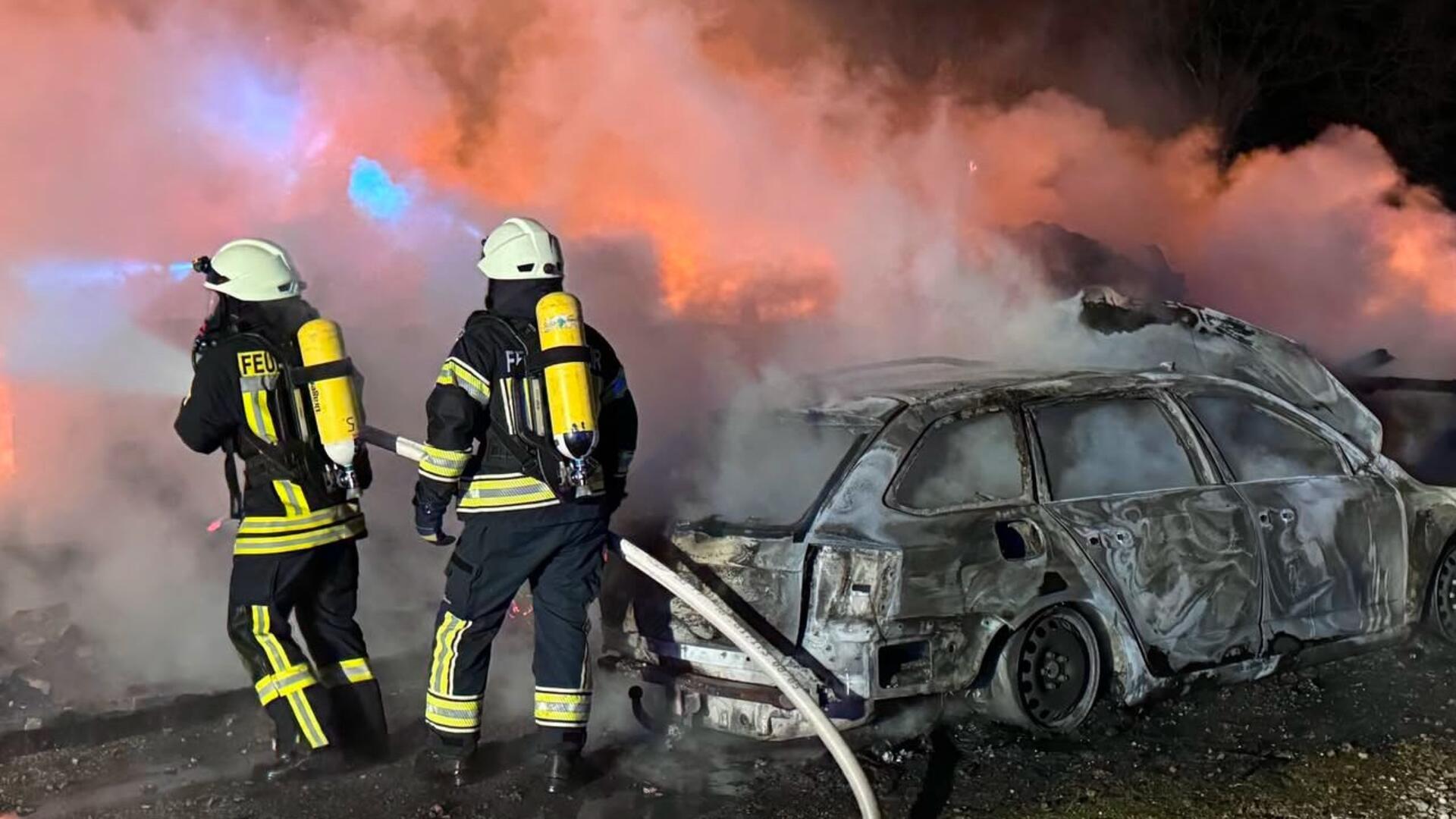 Die Scheune konnte nicht mehr gelöscht werden und brannte vollständig nieder. Ein in der Scheune abgestelltes Auto sowie ein weiterer Pkw brannte ebenfalls vollständig aus.