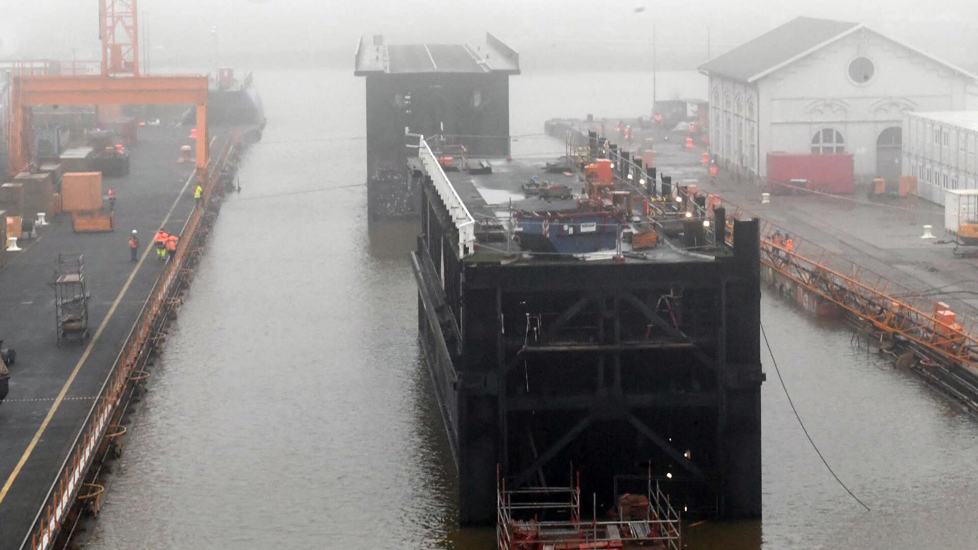 Die Schleusentore stehen im Dock der Lloyd Werft