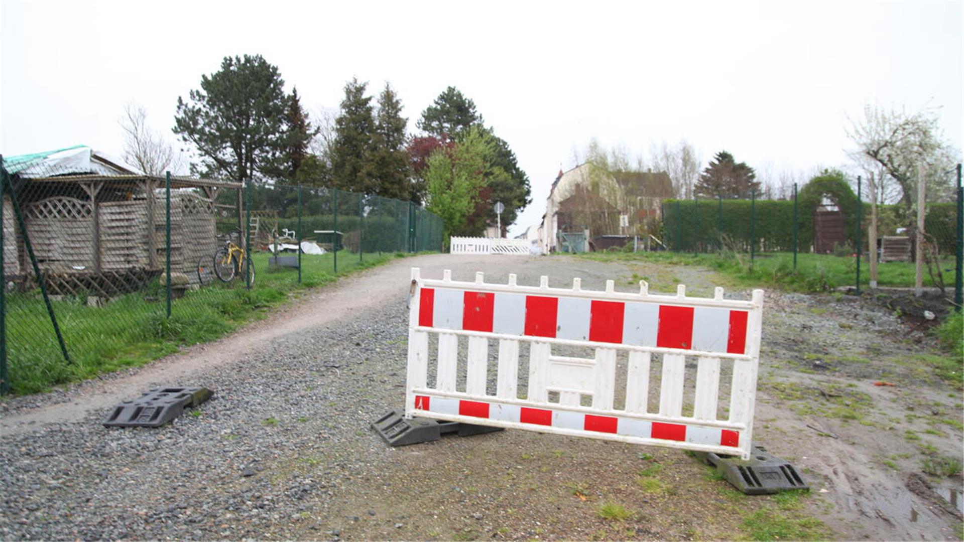 Die Schnittstelle zwischen dem Radweg "Fahr(g)rad 8" und der Straße „Deichsfeld“ in Wulsdorf ist eine abgesperrte Schotterpiste. 