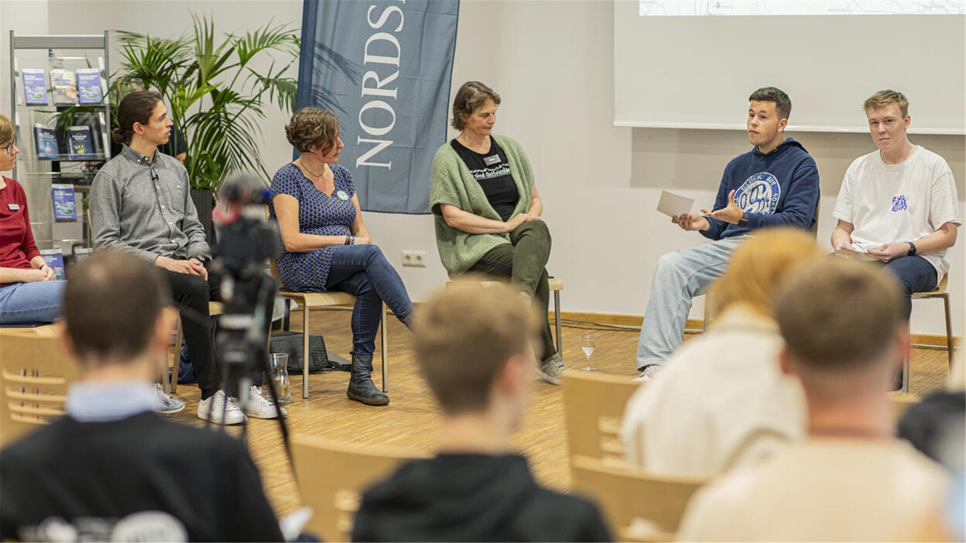 Die Schüler stellen sich in einer Podiumsdiskussion mit Experten aus dem Bereich Klima und mit Psychologen die Frage, wie man mit drohenden Gefahren wie dem Klimawandel umgehen kann.