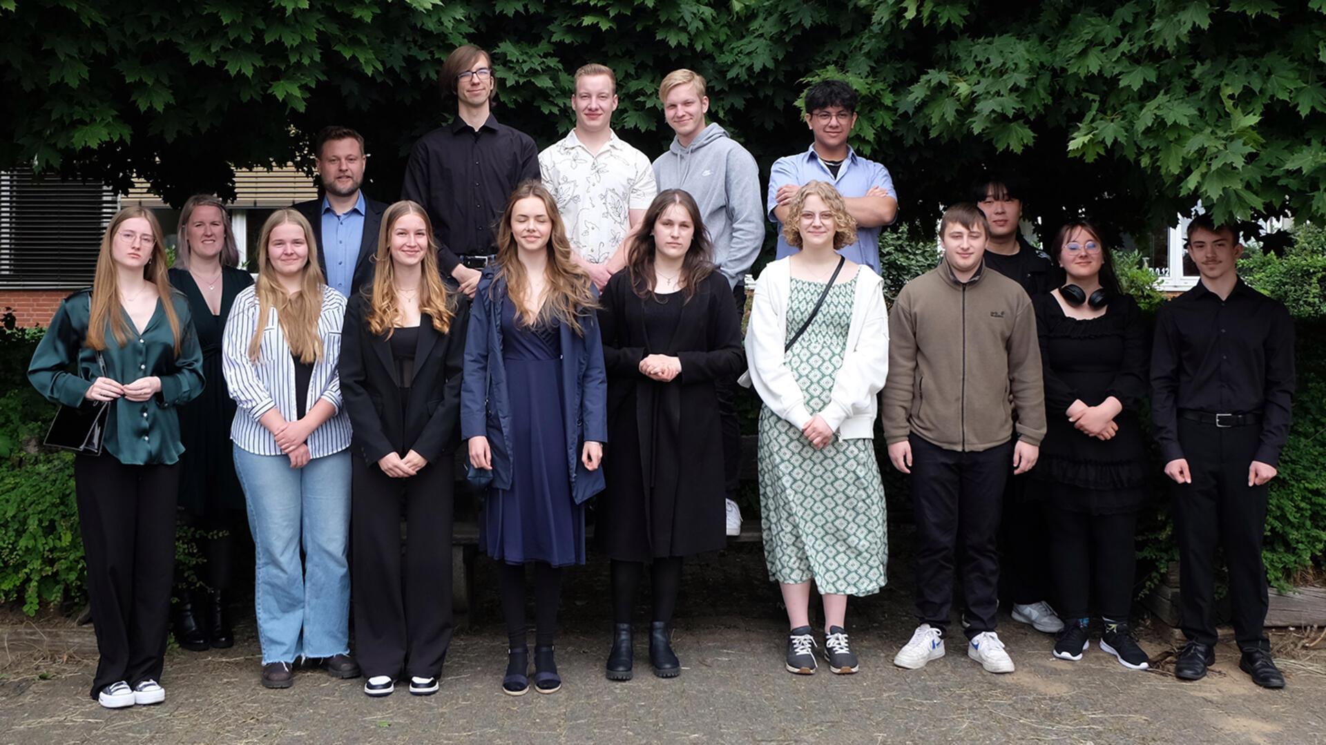 Das Foto zeigt die Schüler und Schülerinnen der Fachoberschulen Gestaltung und Technik.  