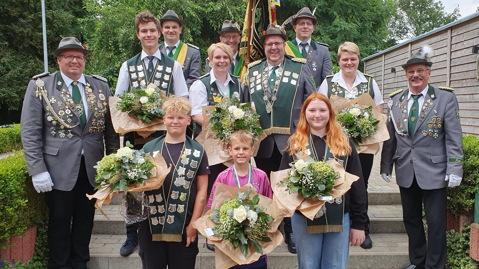 Die Schützen aus Nieder Ochtenhausen freuen sich über ein vollbesetztes Königshaus mit dem neuen Königspaar Tina Peters und Timo Busch.