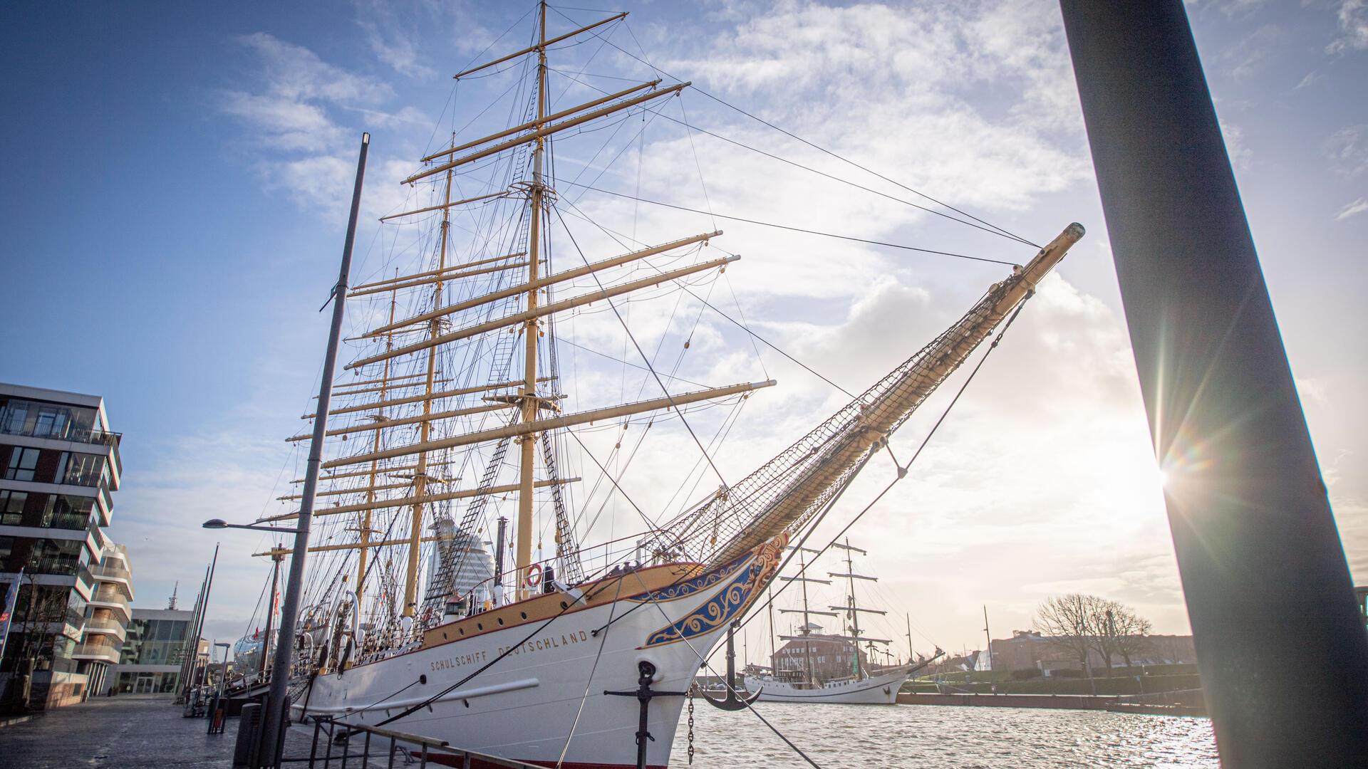 Schulschiff Deutschland an ihrem aktellen Liegeplatz im Neuen Hafen von Bremerhaven.