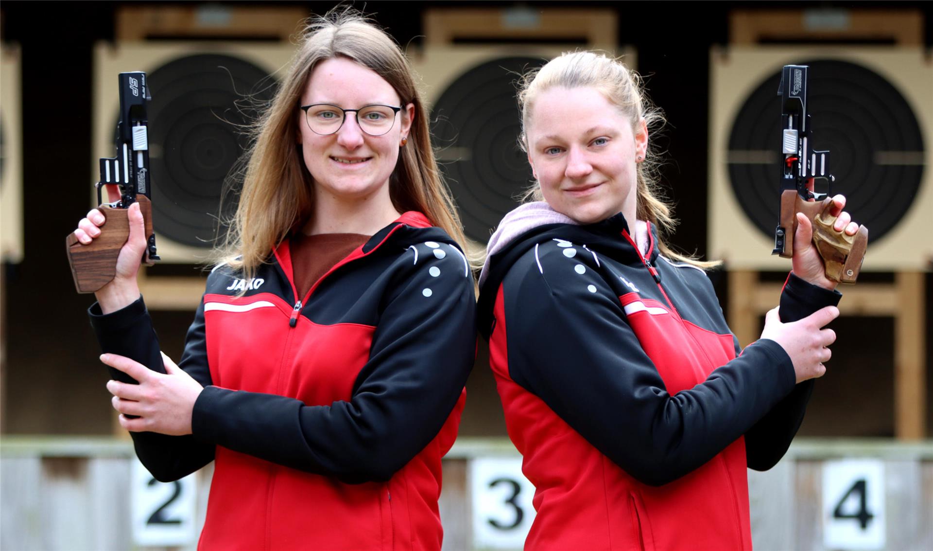 Die Schwestern Annelie (22, links) und Paulina Brandt (24) aus Anderlingen haben beide schon deutsche Meisterschaften mit der mehrschüssigen Luftpistole gewonnen. Doch auch als Trainerinnen im heimischen Schützenverein und im Landesleistungszentrum in Bassum engagiert sich das Duo. 