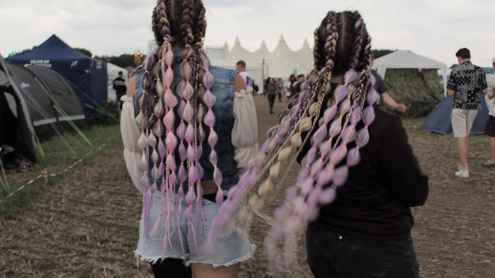 Zwei Frauen mit langen Haaren