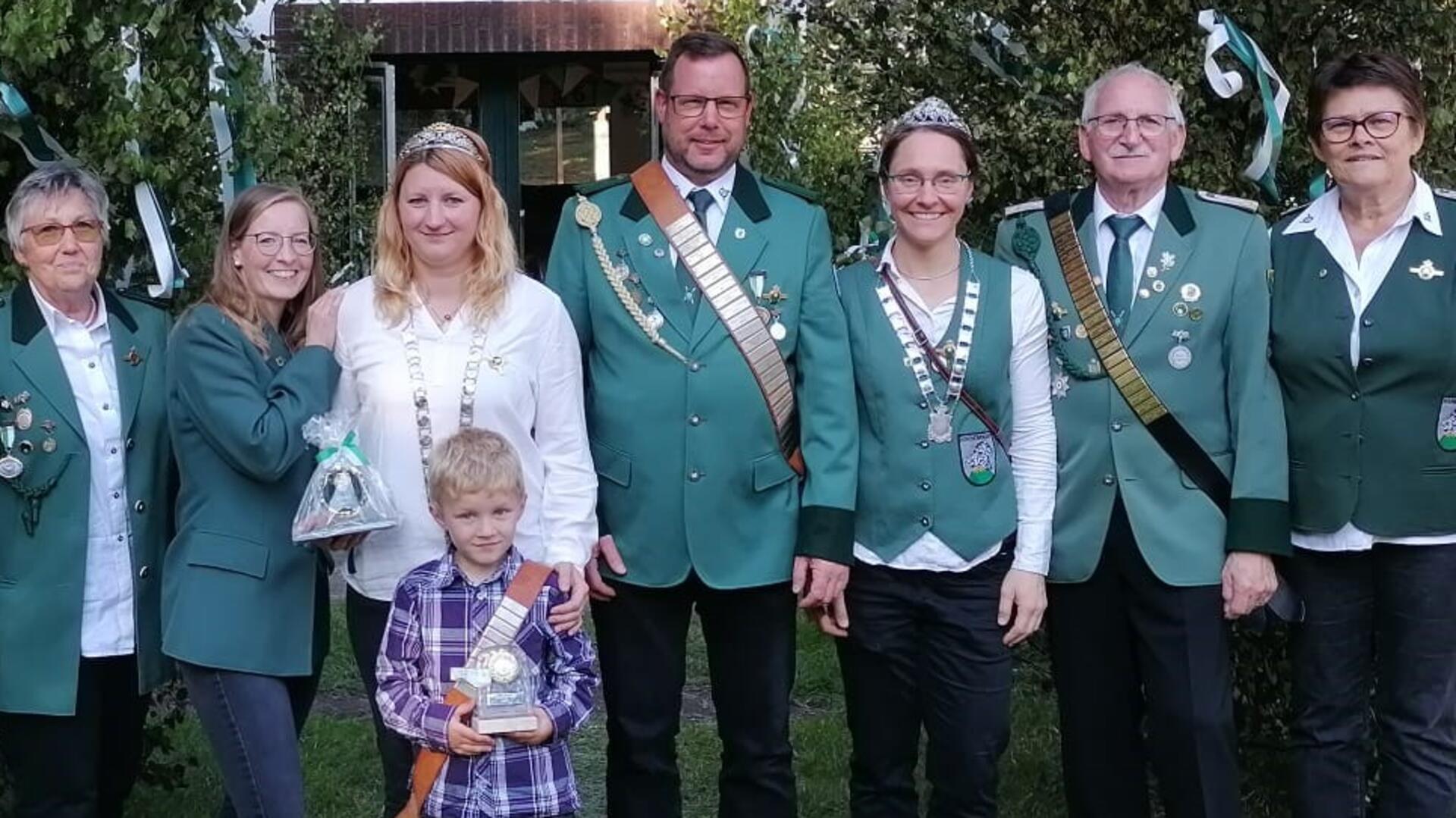 Die Sieger und neuen Könige des Schützenvereins Hahnenknoop (von links): Erika Winter, Sabine Berends, Nina mit Lio Gramsch, Marco Rohen, Elisabeth Münch, Günter Grotheer und Barbara Päsch.