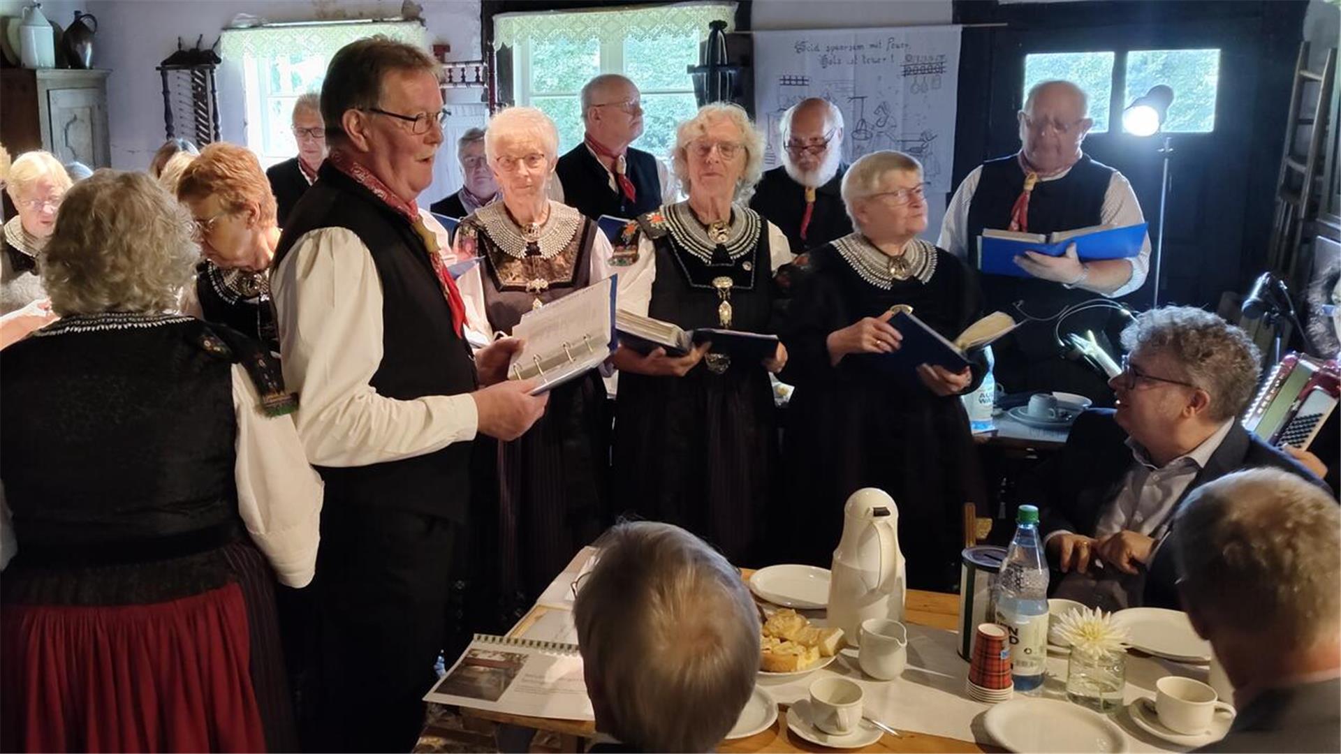 Die Singenden Heimatfreunde erfreuten die Imker und Gäste mit dem Lied „Summ, summ, summ, Bienchen summ herum“.