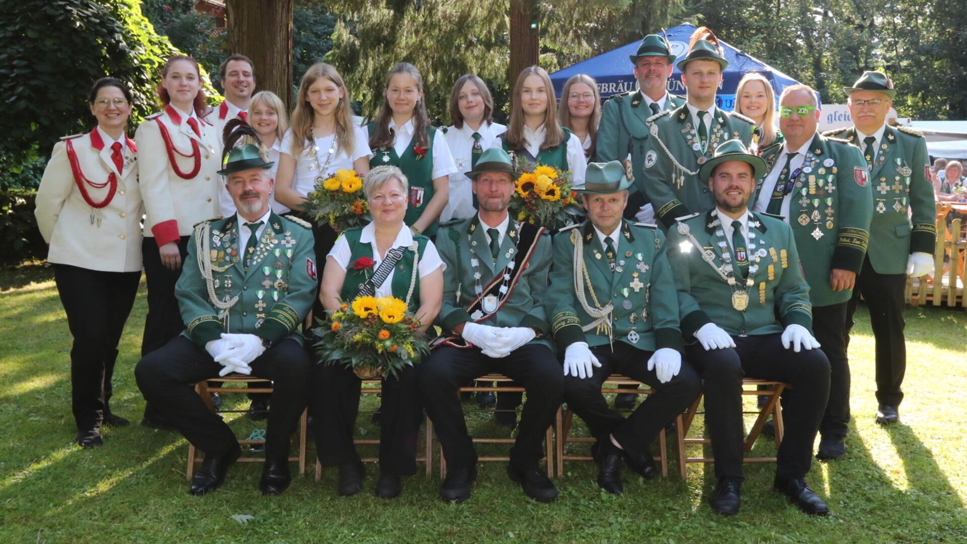 Die Sittenser Schützen und Schützinnen jubeln: Sie haben wieder ein komplettes Königshaus.