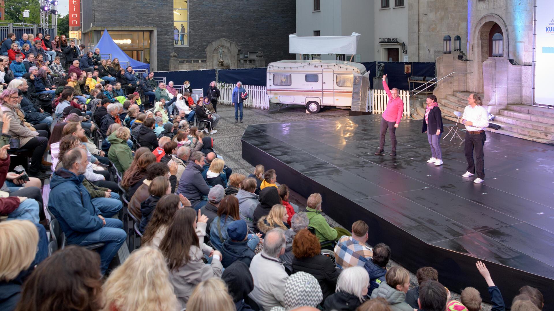 Die Sommerbühne belebt die Innenstadt: 4.600 Besucher wurden dieses Jahr bei den Veranstaltungen von Stadttheater, Kulturamt, Stadtbibliothek und Kunstmuseum gezählt. Auch bei der Langen Nacht der Kultur (Foto) war sie ein Erfolg.