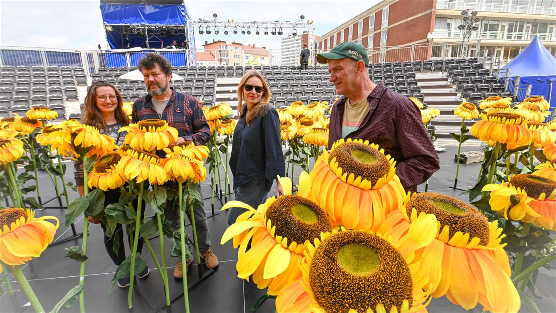 Die Sonnenblumen stehen schon, doch noch wird geprobt für „Romeo und Julia“. Dramaturgin Elisabeth Kerschbaumer (von links), Regisseur Jörg Steinberg, Kostümbildnerin Susanne Füller und Bühnenbildner Fred Pommerehn freuen sich schon auf die Premiere am 31. Mai.