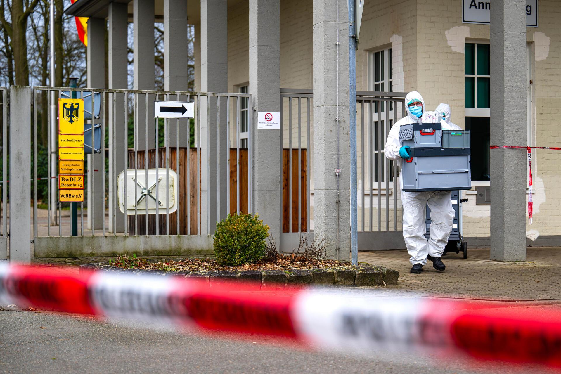 Die Spurensicherung arbeitet hinter einer Polizeiabsperrung an der Von-Düring-Ka...