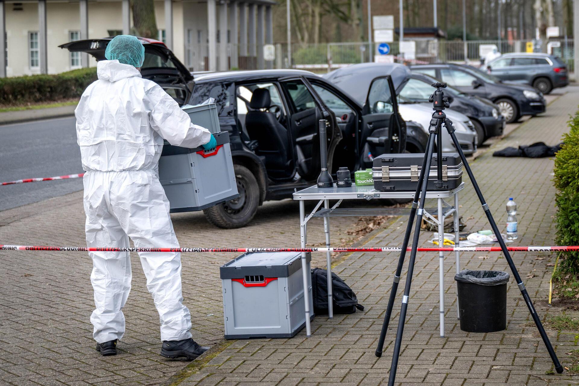 Die Spurensicherung arbeitet vor der Von-Düring-Kaserne. 