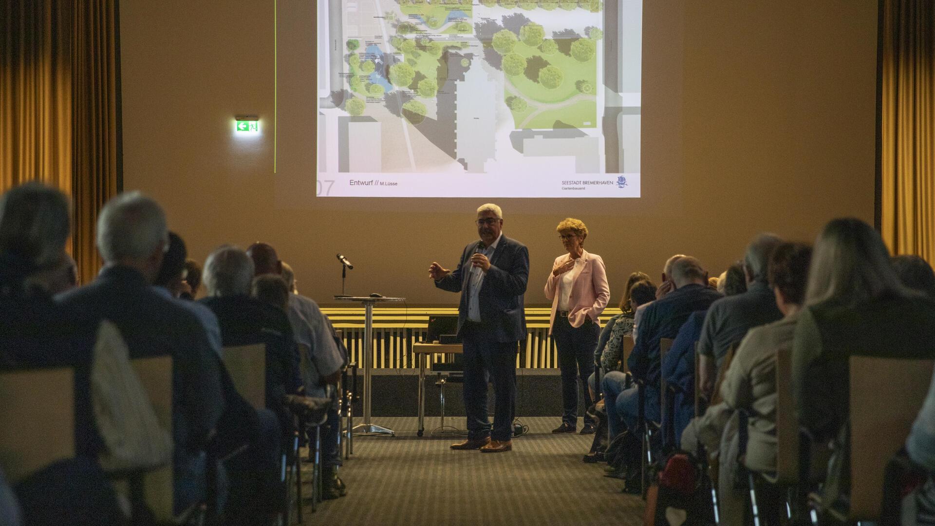 Die Stadt lädt zum Bürgerdialog ein. Oberbürgermeister Melf Grantz - rechts daneben Innenstadtkoordinatorin Claudia Bitti - erklärt die neuesten Projekte zur Verbesserung des Stadtbildes.