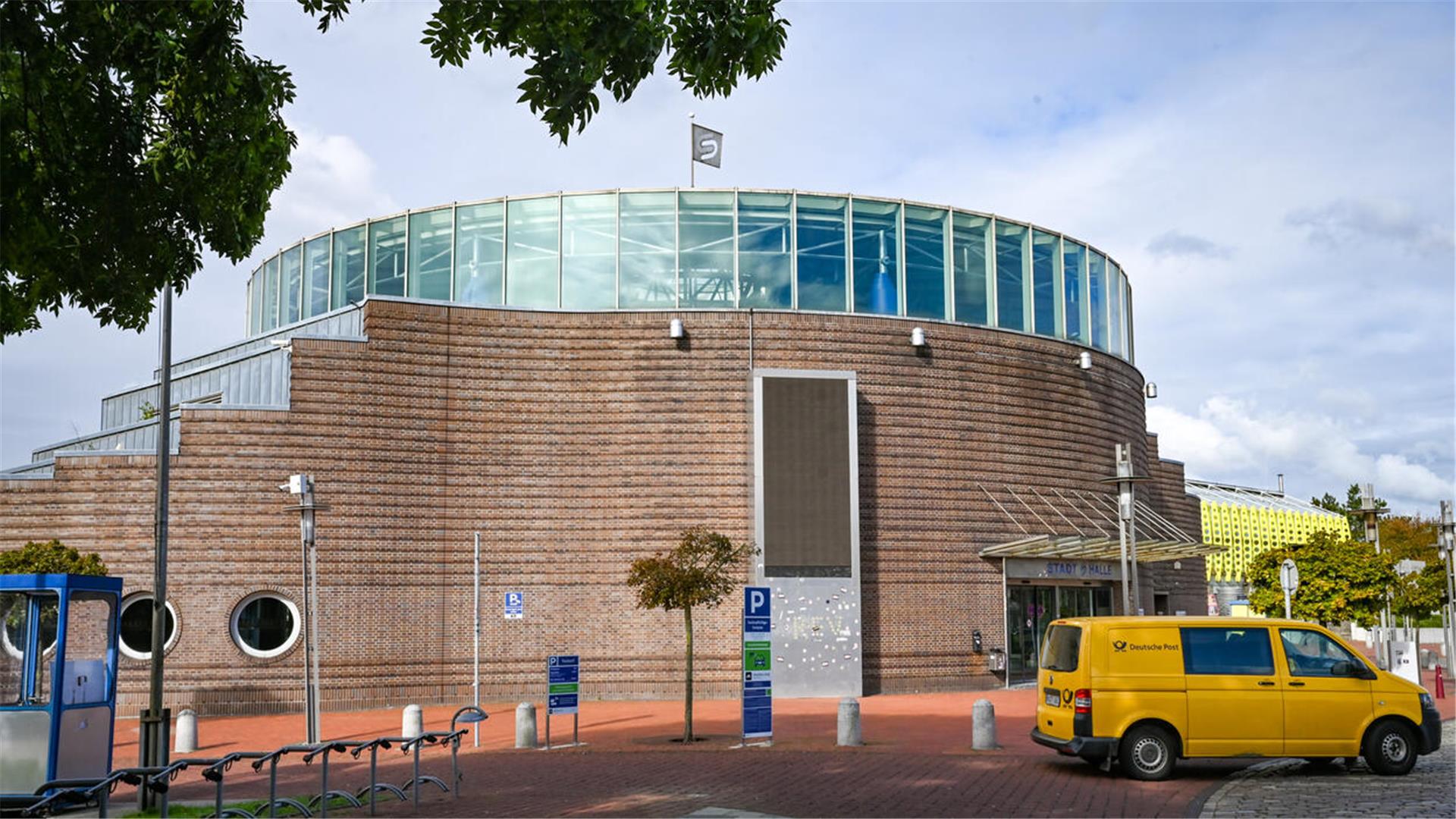 Die Stadthalle Bremerhaven am Wilhelm-Kaisen-Platz im herbstlichen Oktoberlicht.