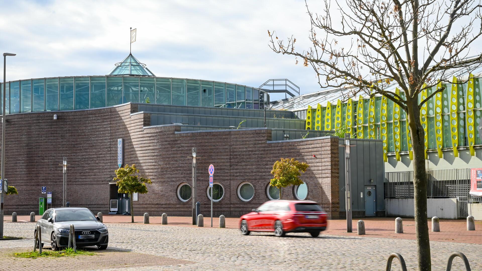 Die Stadthalle Bremerhaven am Wilhelm-Kaisen-Platz im herbstlichen Oktoberlicht.