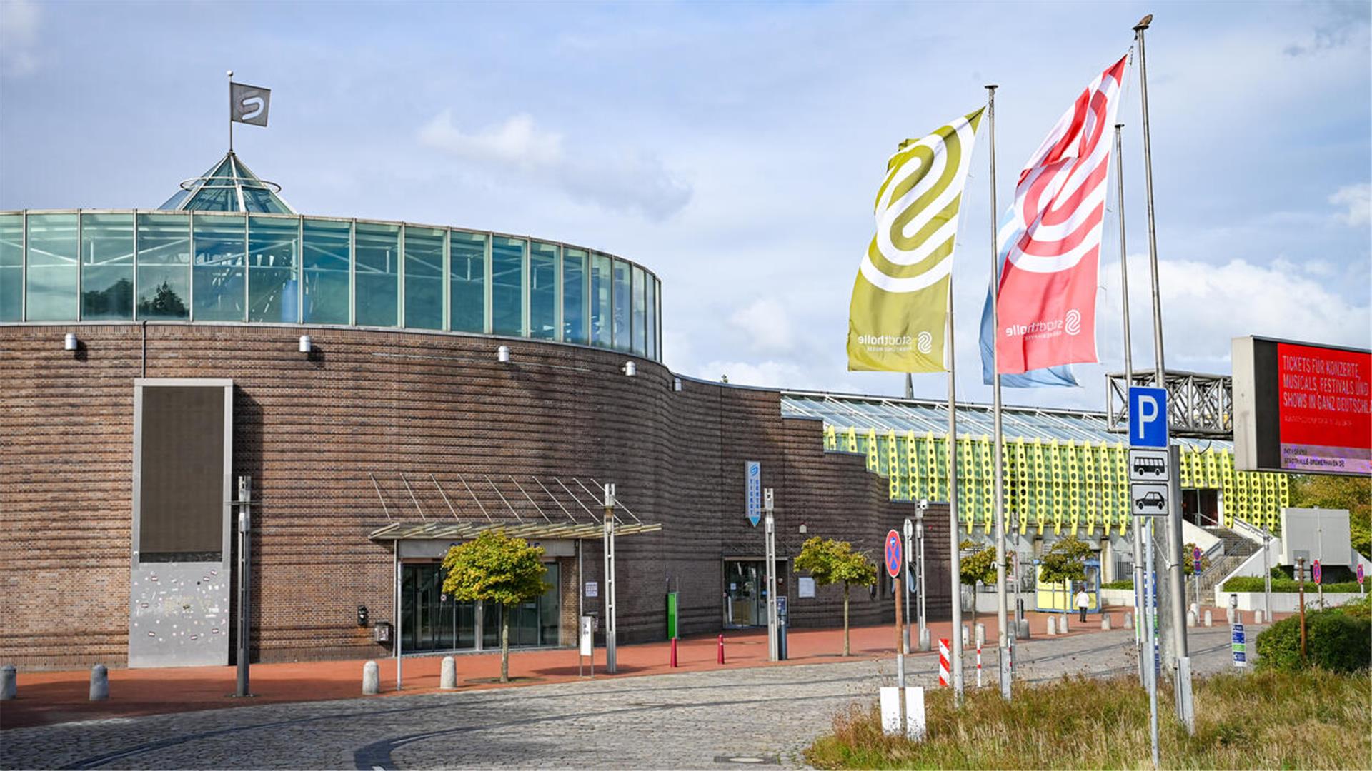 Die Stadthalle Bremerhaven am Wilhelm-Kaisen-Platz im herbstlichen Licht.