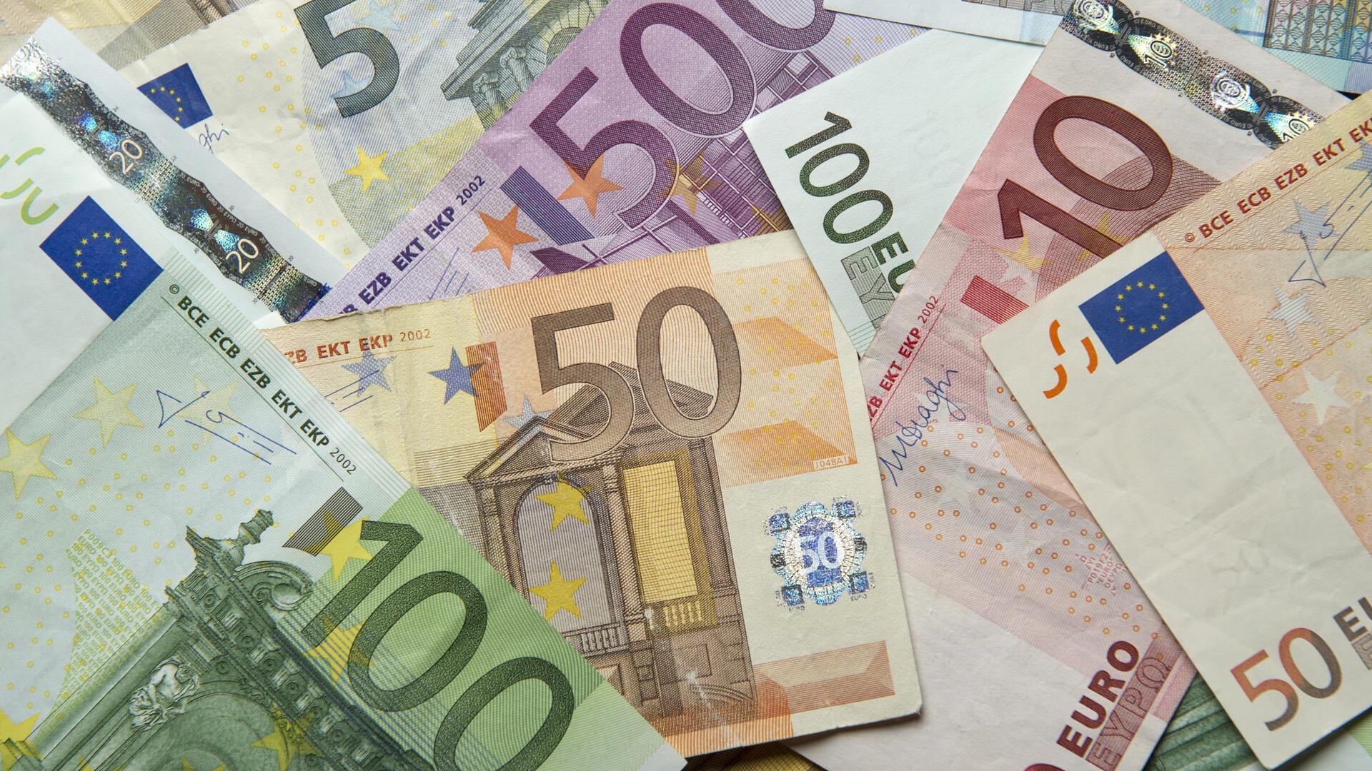 Zahlreiche Euro-Banknoten liegen auf einem Tisch