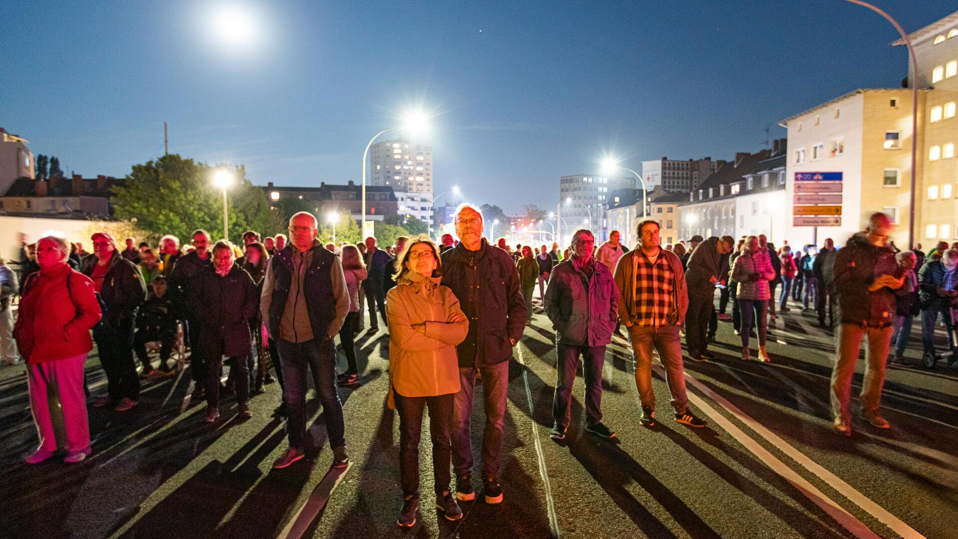 Die Stille war fast greifbar, als die Bilder an die hochgeklappte Brücke projiziert wurden. Über 1000 Menschen waren dabei.