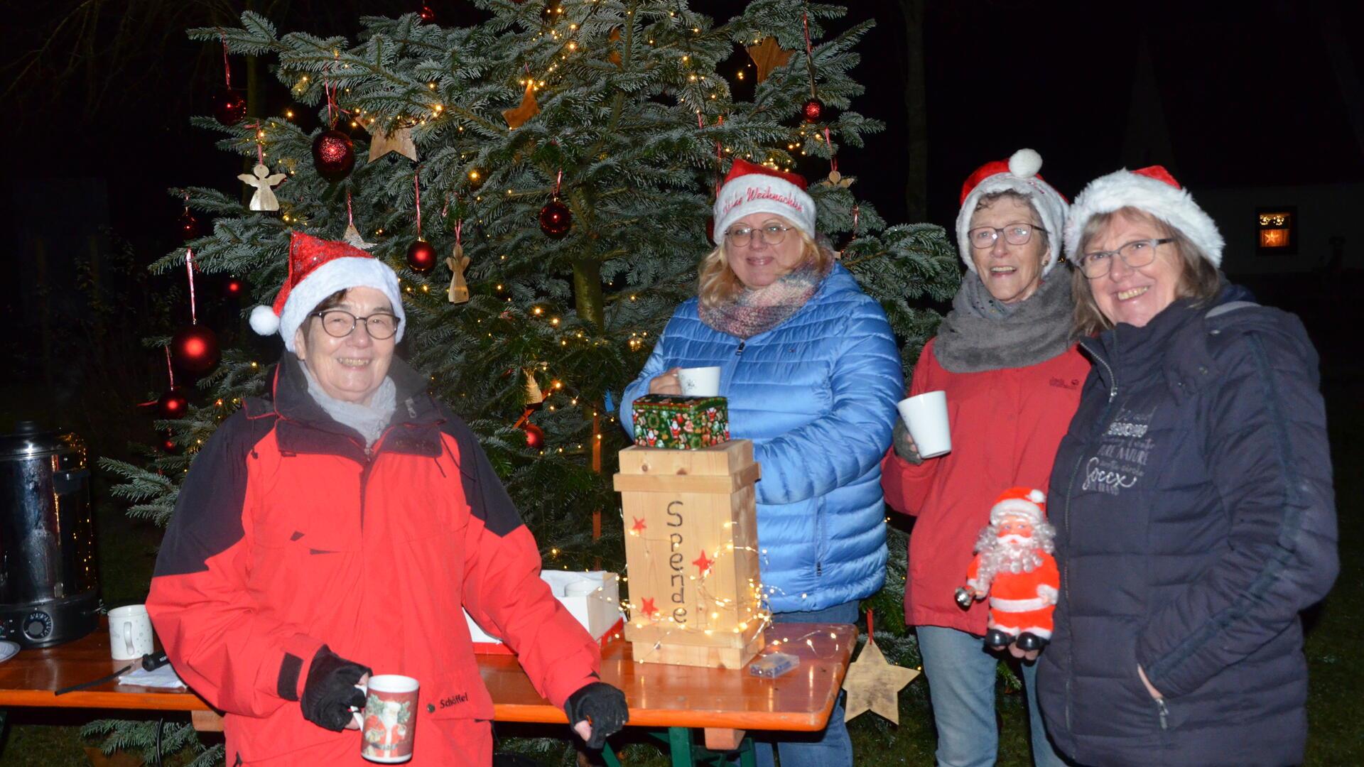 Die "Stockenten" Käte Lührs (von links), Gabi Battermann, Hiltrud Oetjen und Monika Ott sorgen ganz spontan an allen Mittwochabenden im Advent für besinnliche Stimmung und heiße Getränke in Hipstedt.