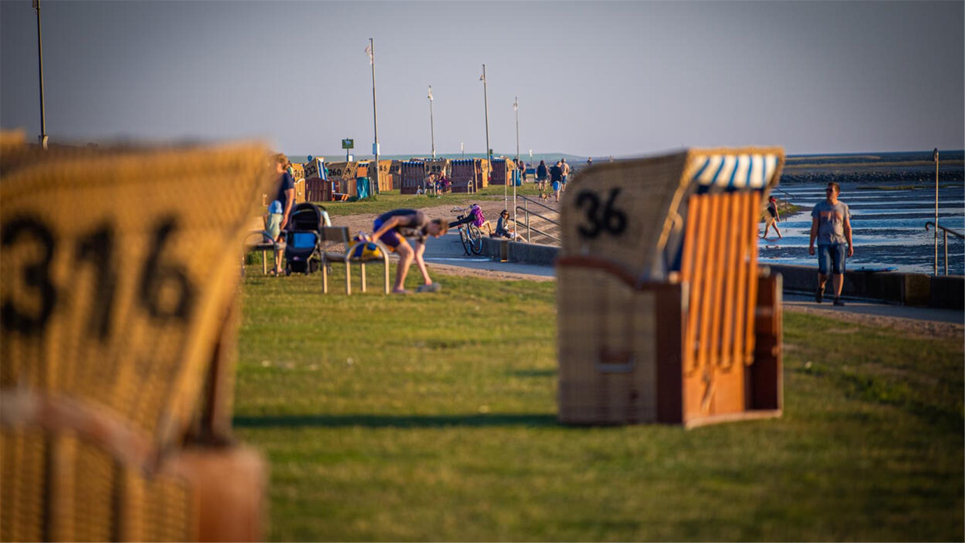 Strandbesucher in Dorum-Neufeld