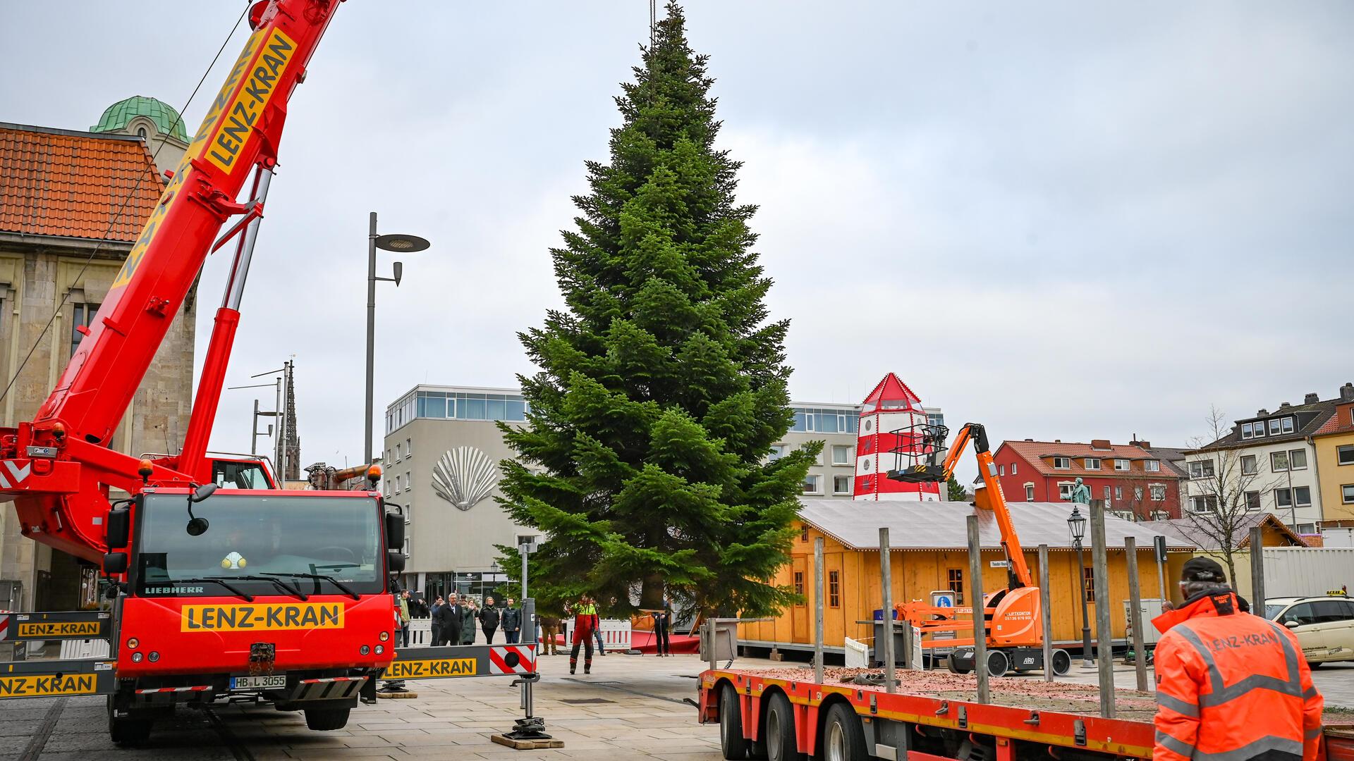 Die Tanne für den Weihnachtsmarkt wird am Freitag auf dem Theodor-Heuss-Platz aufgestellt.