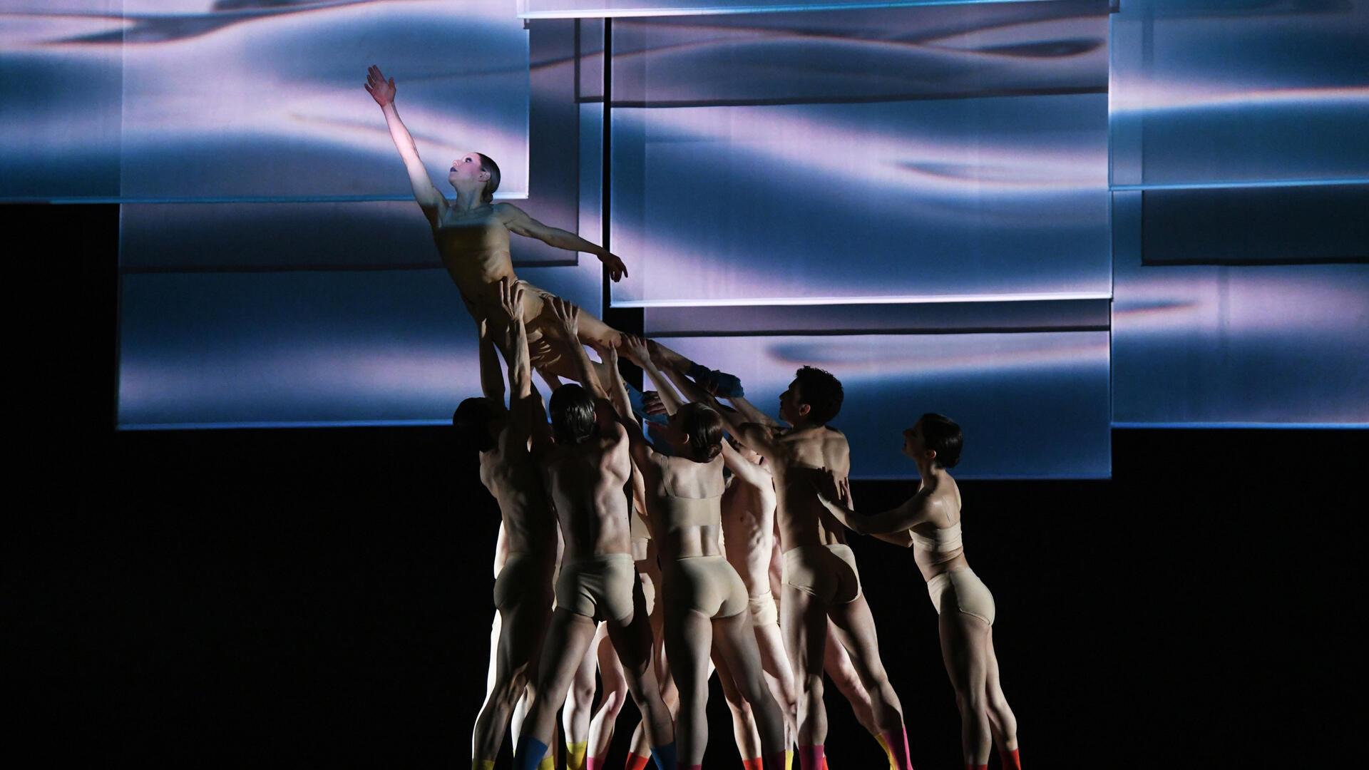 Die Tanzcompagnie des Bremerhaven Ballett am Stadttheater tanzt Alfonso Palencias Choreografie der "Vier Jahreszeiten" - hier eine Szene mit Melissa Panetta und dem Ensemble mit "Frühling".