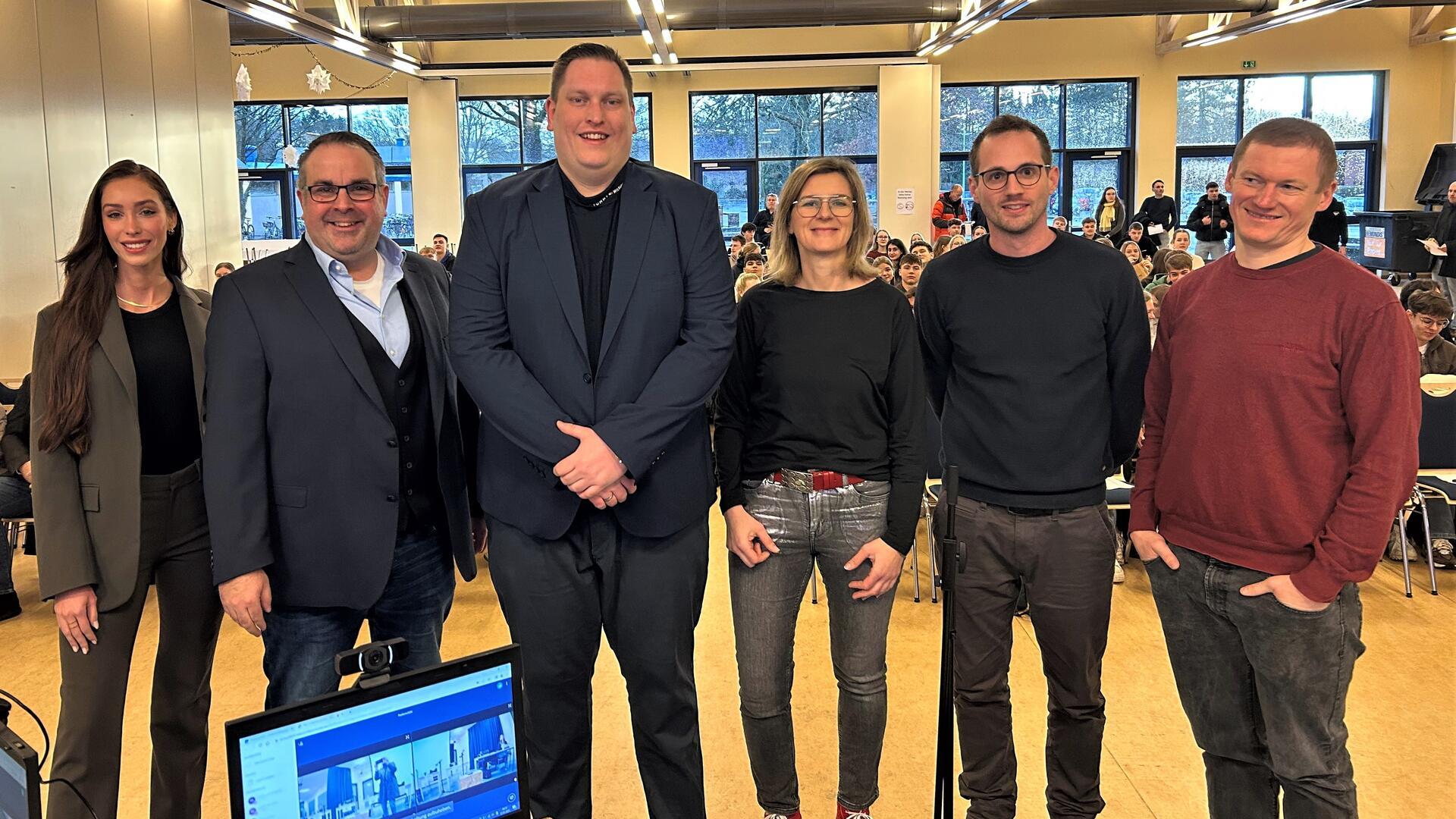 Die Teilnehmer der Podiumsdiskussion in der KGS Tarmstedt (von links): Marie-Thérèse Kaiser (AfD), Jan Bauer (CDU), Jan Koepke (FDP), Frauke Langen (SPD), Joachim Fuchs (Grüne), Christoph Podstawa (Die Linke).