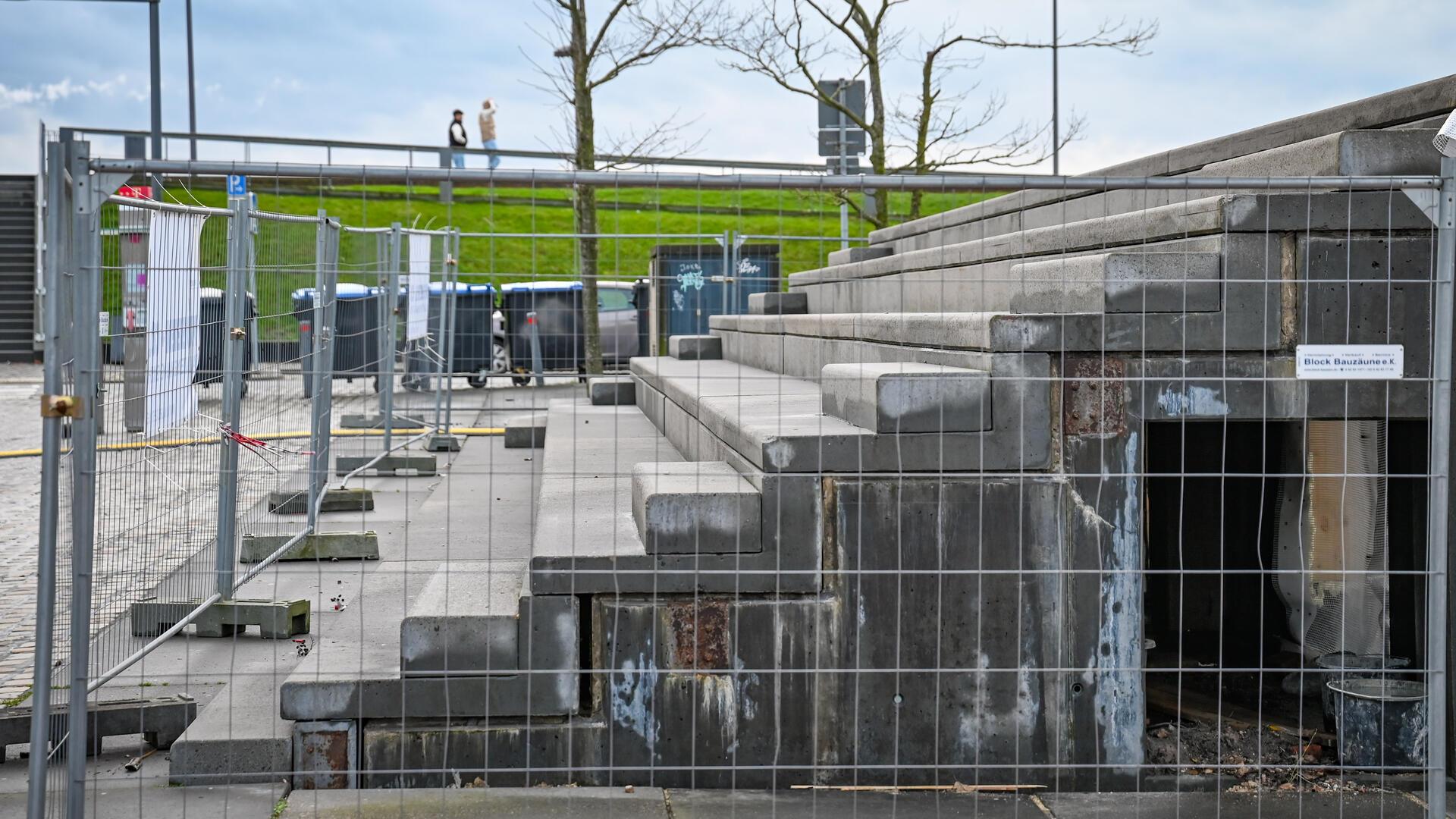 Die Tribüne am Weserdeich zwischen Weser und Neuem Hafen wird nun dank Patrick Stoll endlich saniert.