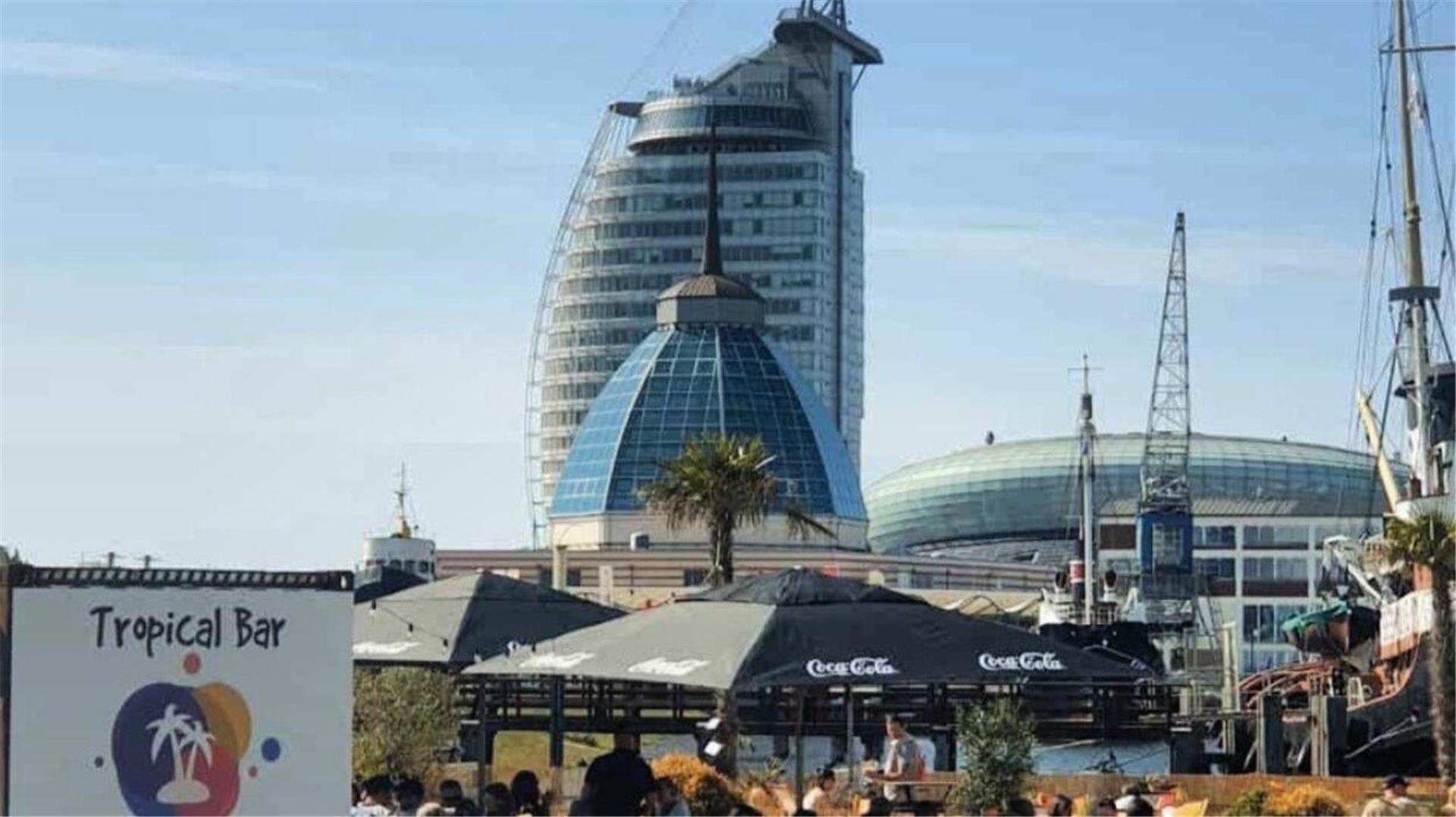 Die Tropical Bar in Bremerhaven am Alten Hafen.