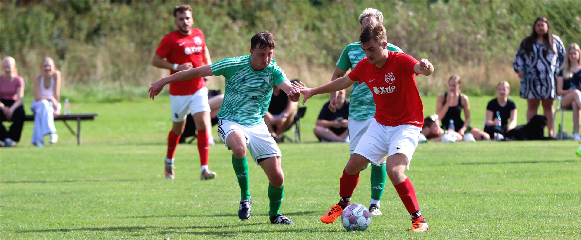 Die Truppe um Simon Hinsch (li.) ging gegen den Ball konsequent zur Sache und belohnte sich.