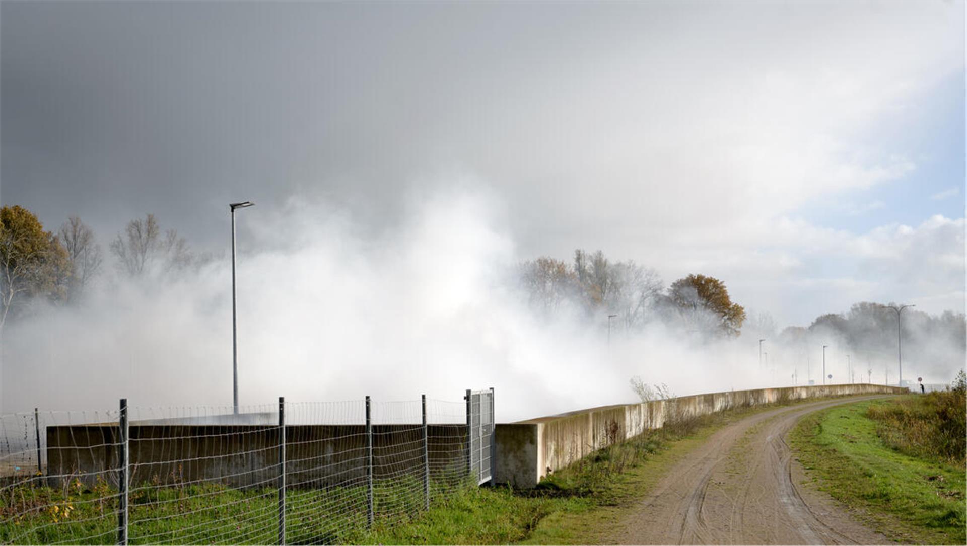 Die Tunneleinfahrt verschwindet in Rauchschwaden. Foto: Masorat - f