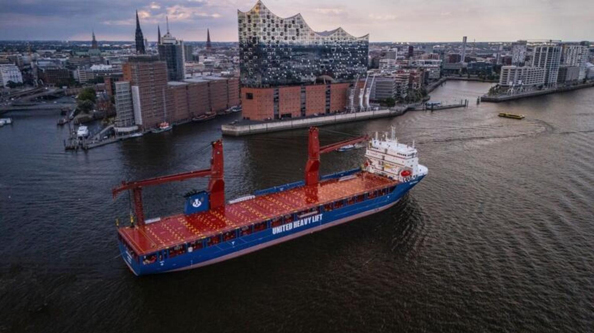 Die „UHL Fable“ fährt auf dem Weg zu ihrer Taufe am Baakenhöft an der Elbphilharmonie vorbei.