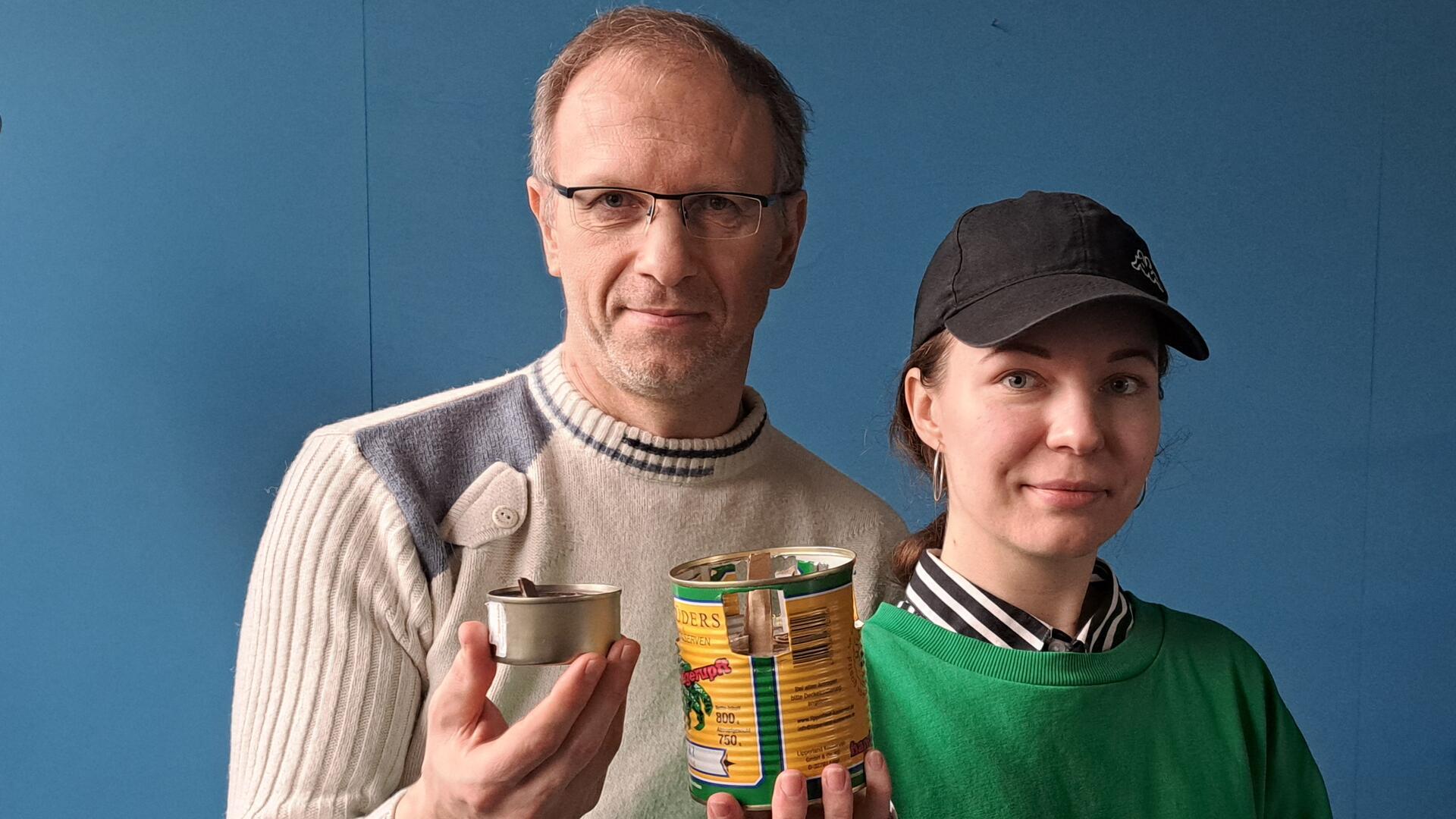 Die Ukrainer Ihor Petrov und Anna Tolpekina mit den Leuchten, die sie für ihre Landleute in der Heimat herstellen. 