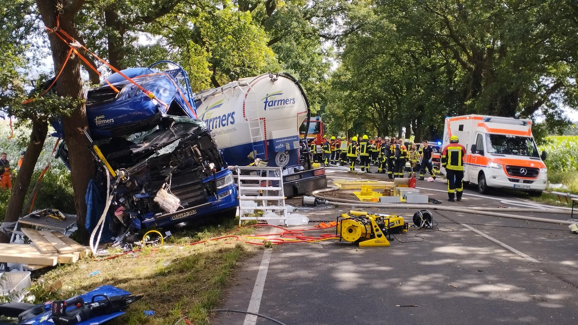 Die Ursache für den schweren Unfall auf der B 75 bei Sottrum war zunächst unklar.