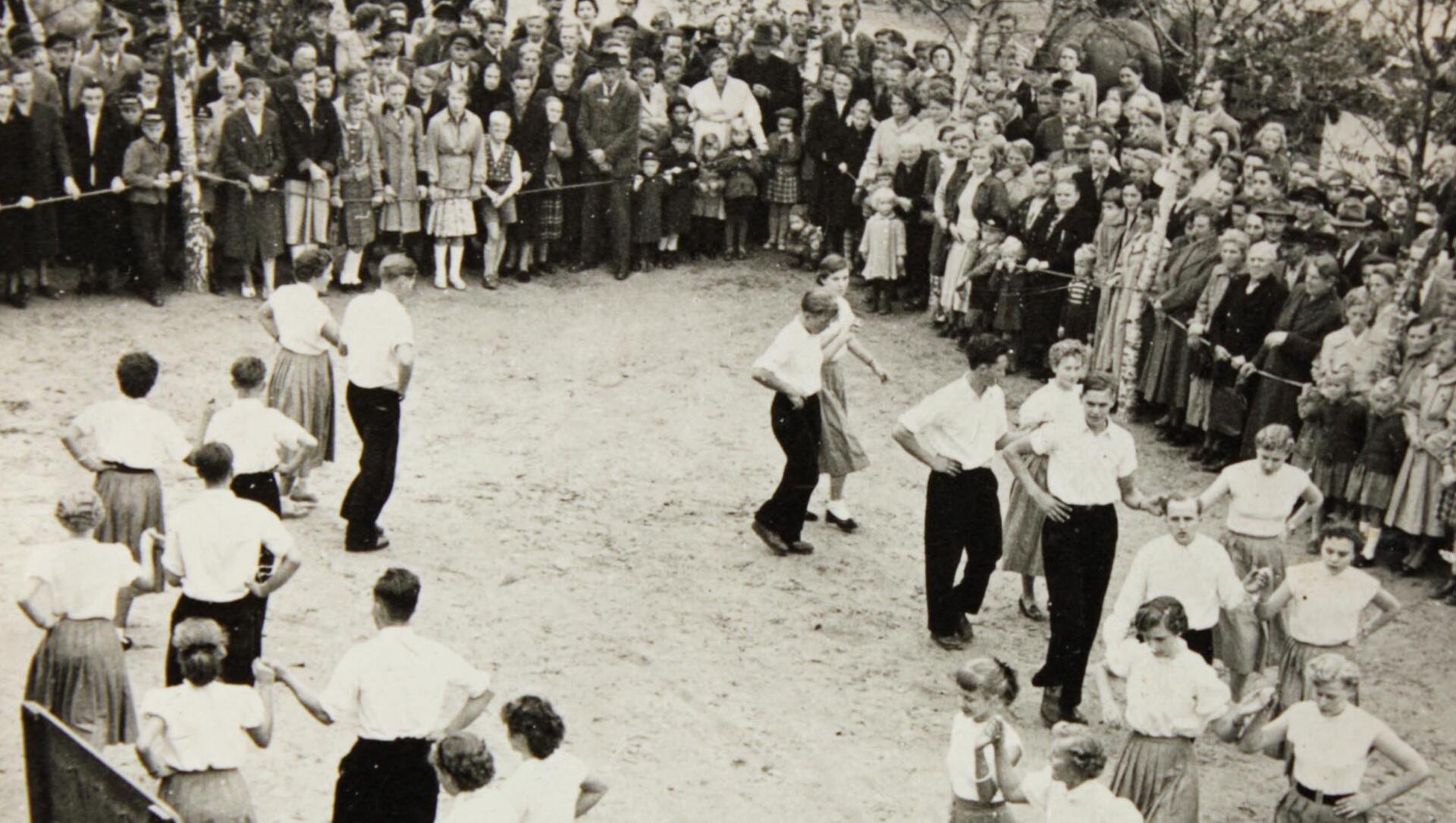 Die Uthleder Landjugend tanzte auf einem Erntefest in den 1950er Jahren auf dem Schulhof. 