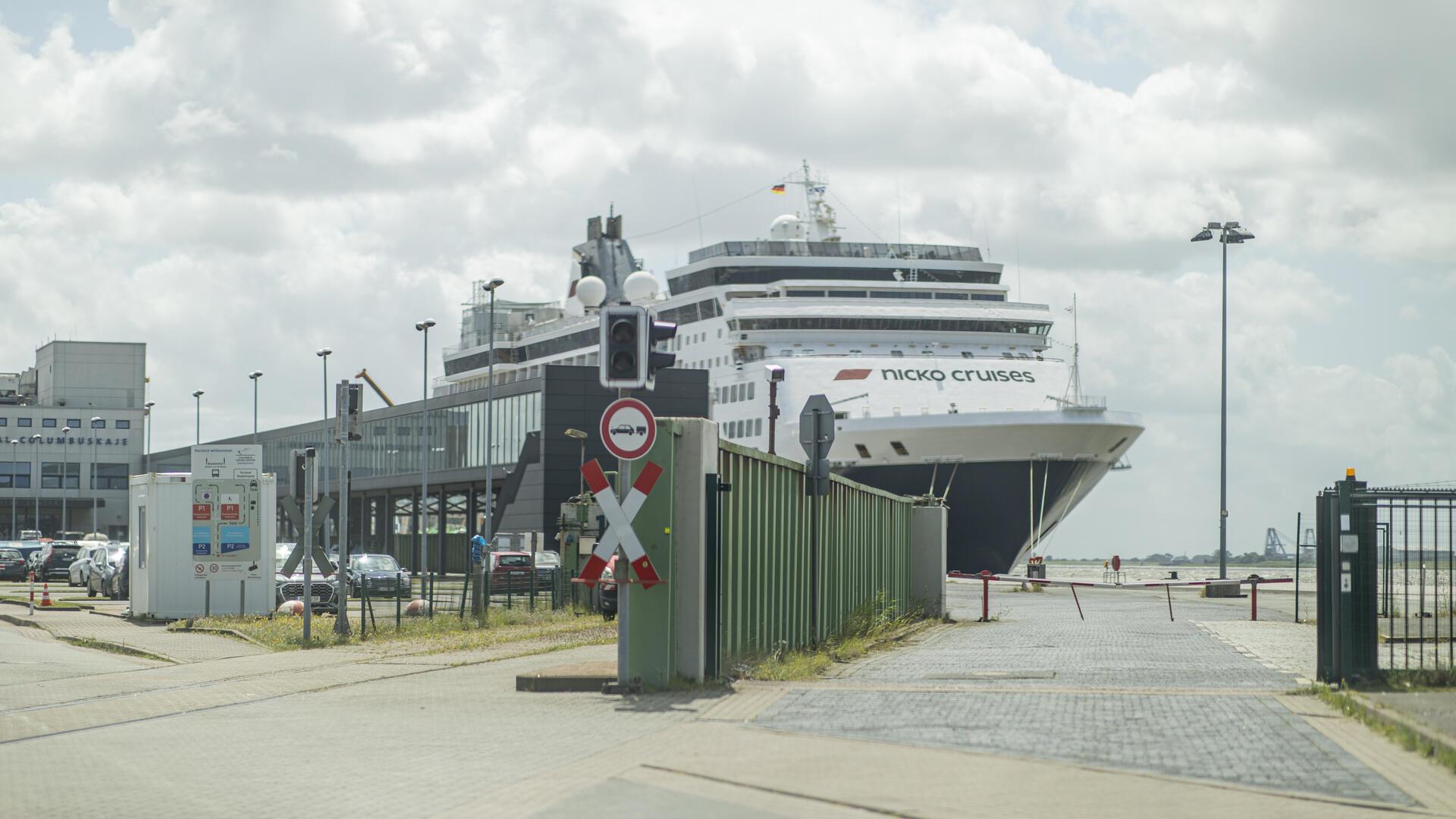 Ein Schiff hat an einer Kaje angelegt.