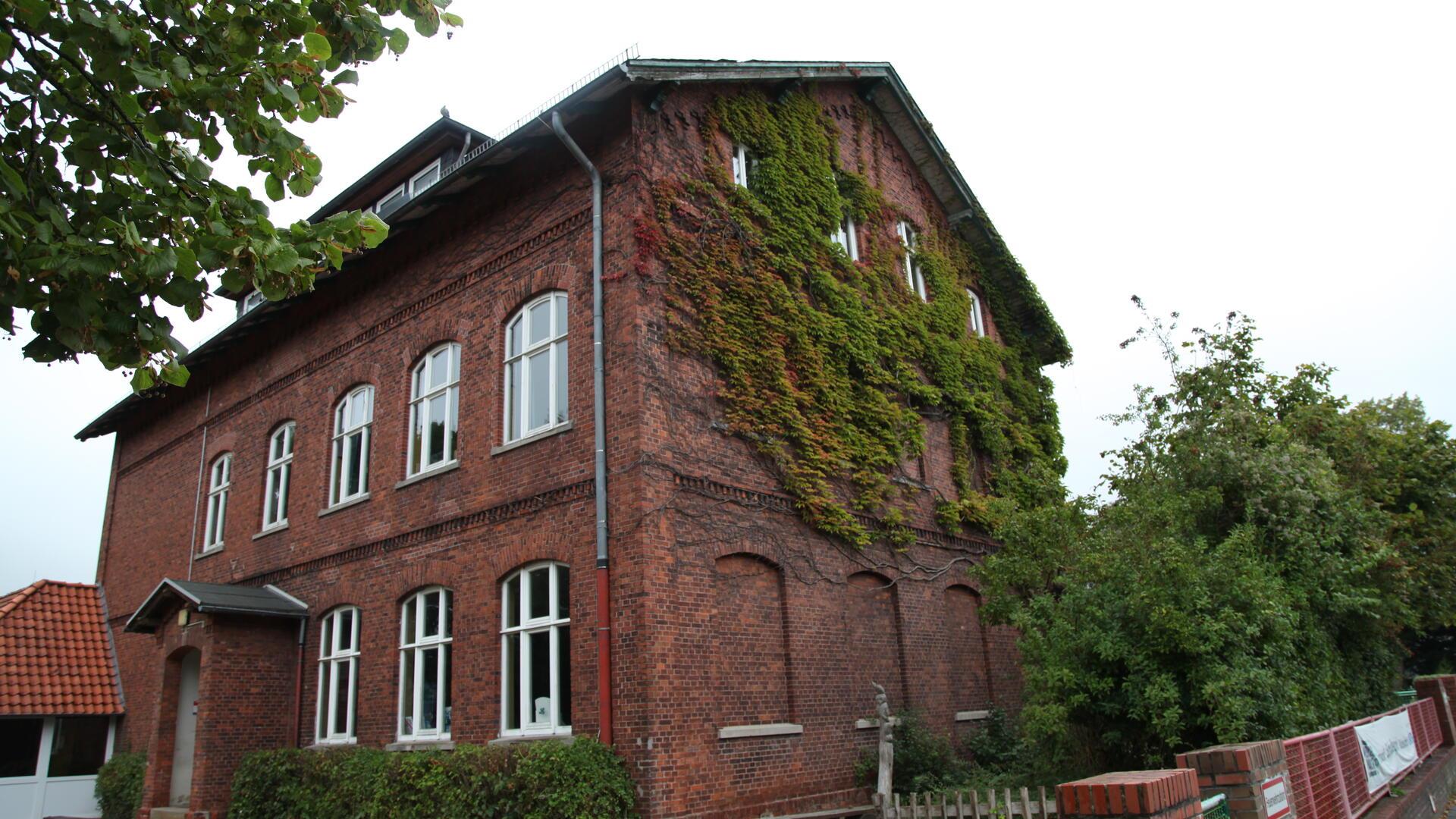  Die Veernschule im Stadtteil Schiffdorferdamm von außen