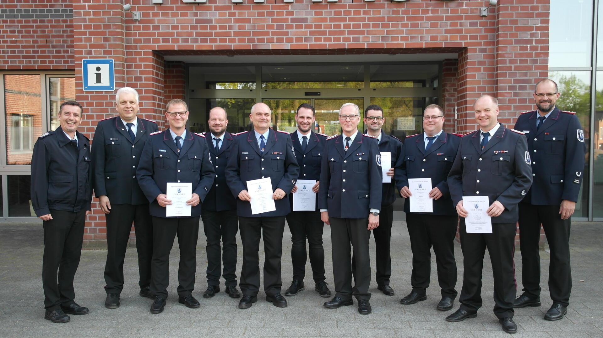 Die Verabschiedung des Gemeindebrandmeisters in Selsingen war verbunden mit der Auszeichnung mehrerer Ehrenbeamte.