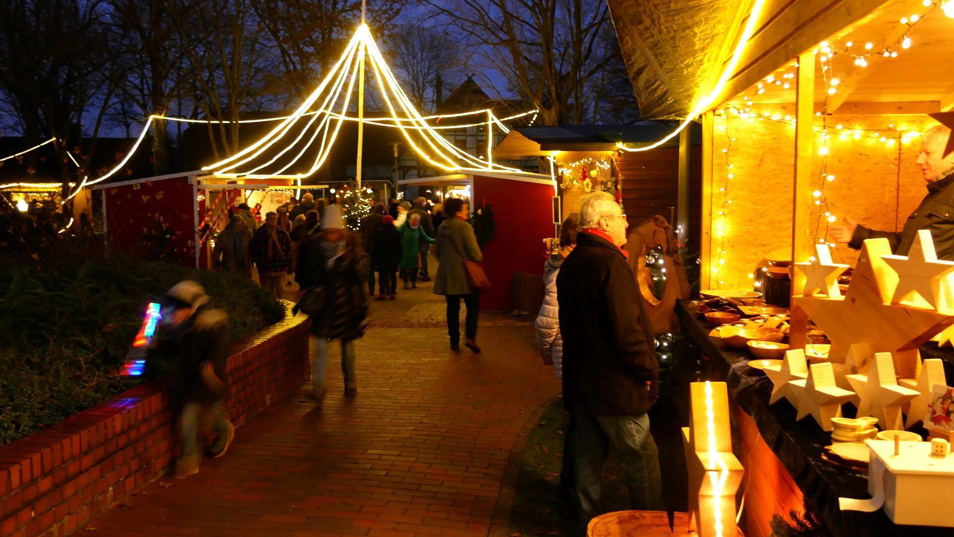 Kunsthandwerk und Lichterglanz beim traditionellen Budenzauber in Tarmstedt.