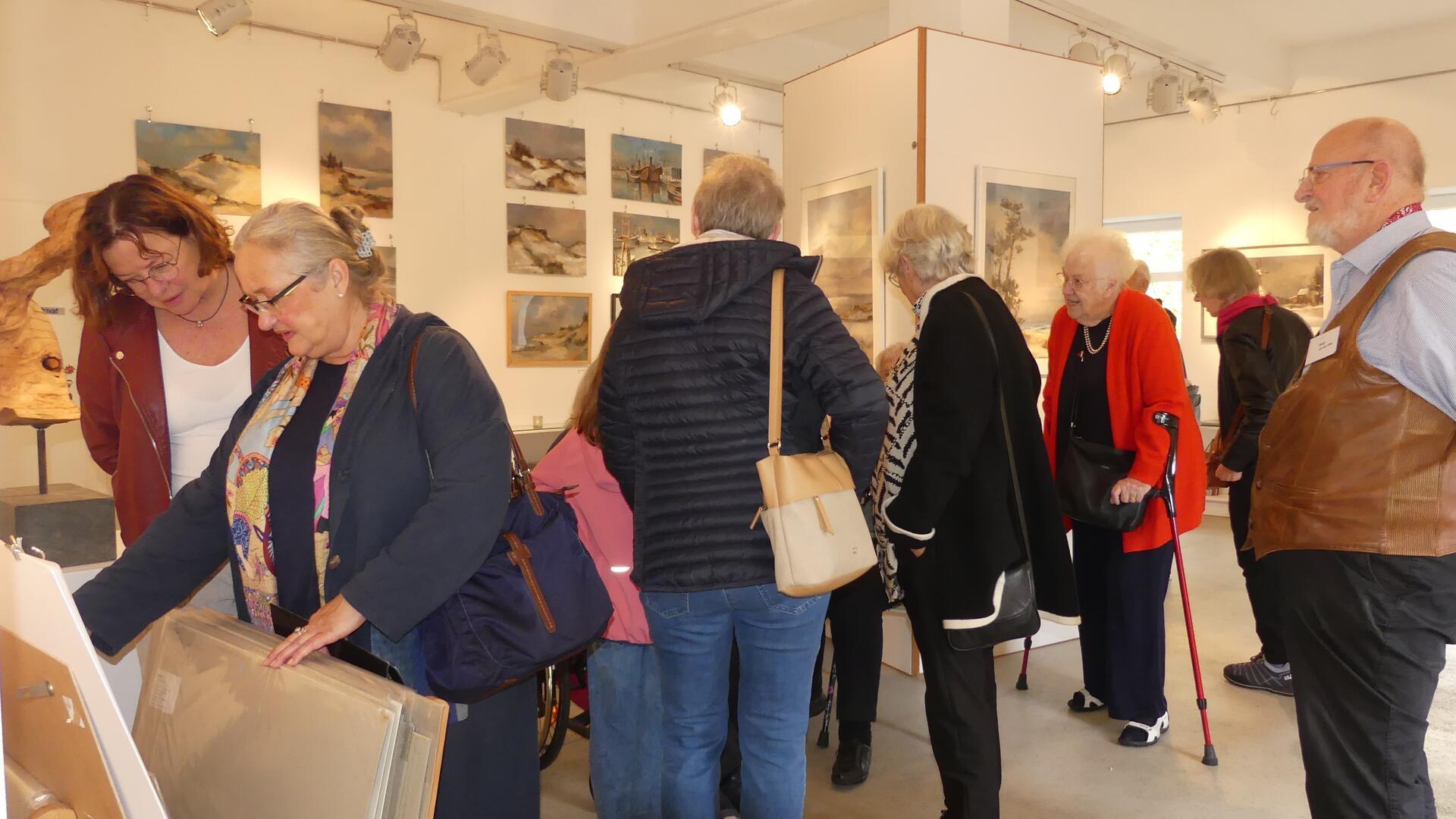 Die Vernissage der "Herbstausstellung 24" war ein voller Erfolg. Zahlreiche Kunstinteressierte kamen in die Malstedter Mühle, um sich die Arbeiten von zwölf Künstlerinnen und Künstlern anzusehen.