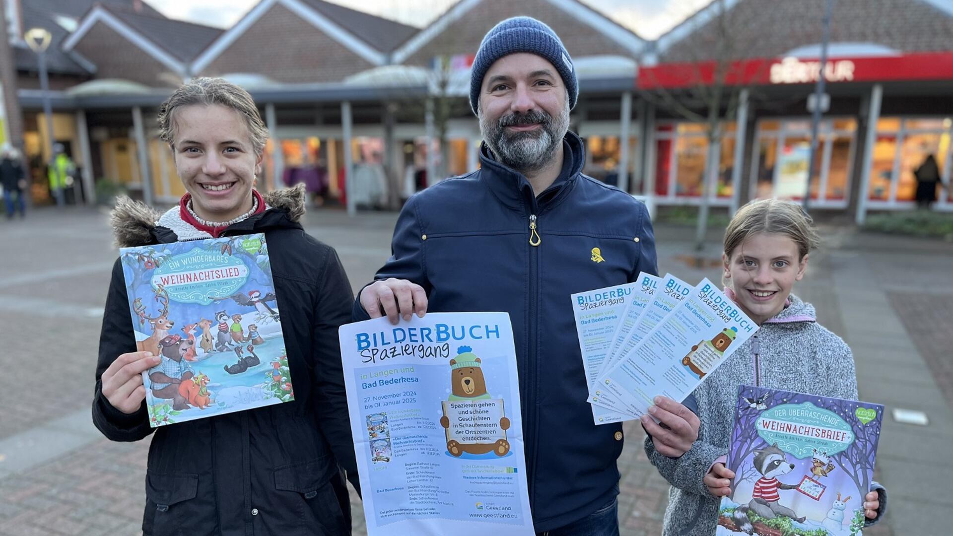 Die Vorfreude auf den Bilderbuchspaziergang ist groß: Langens Ortsbürgermeister Fabian Goiny mit seinen Kindern Sophia und Maria.