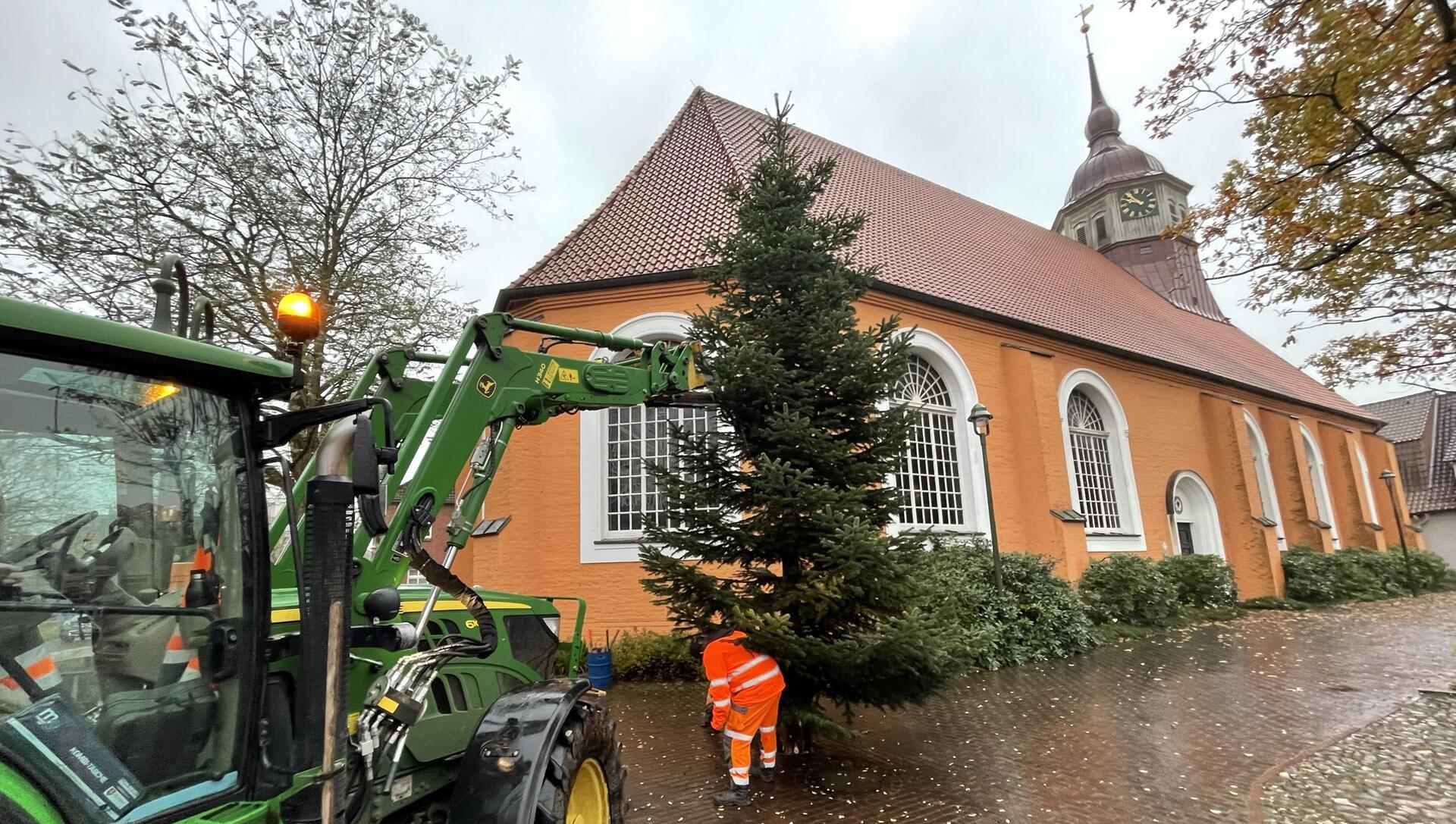 Die Vorweihnachtszeit ist quasi eingeläutet: Am Montagmorgen haben Mitarbeiter des städtischen Bauhofes den Weihnachtsbaum vor der Bremervörder Liboriuskirche aufgebaut. 