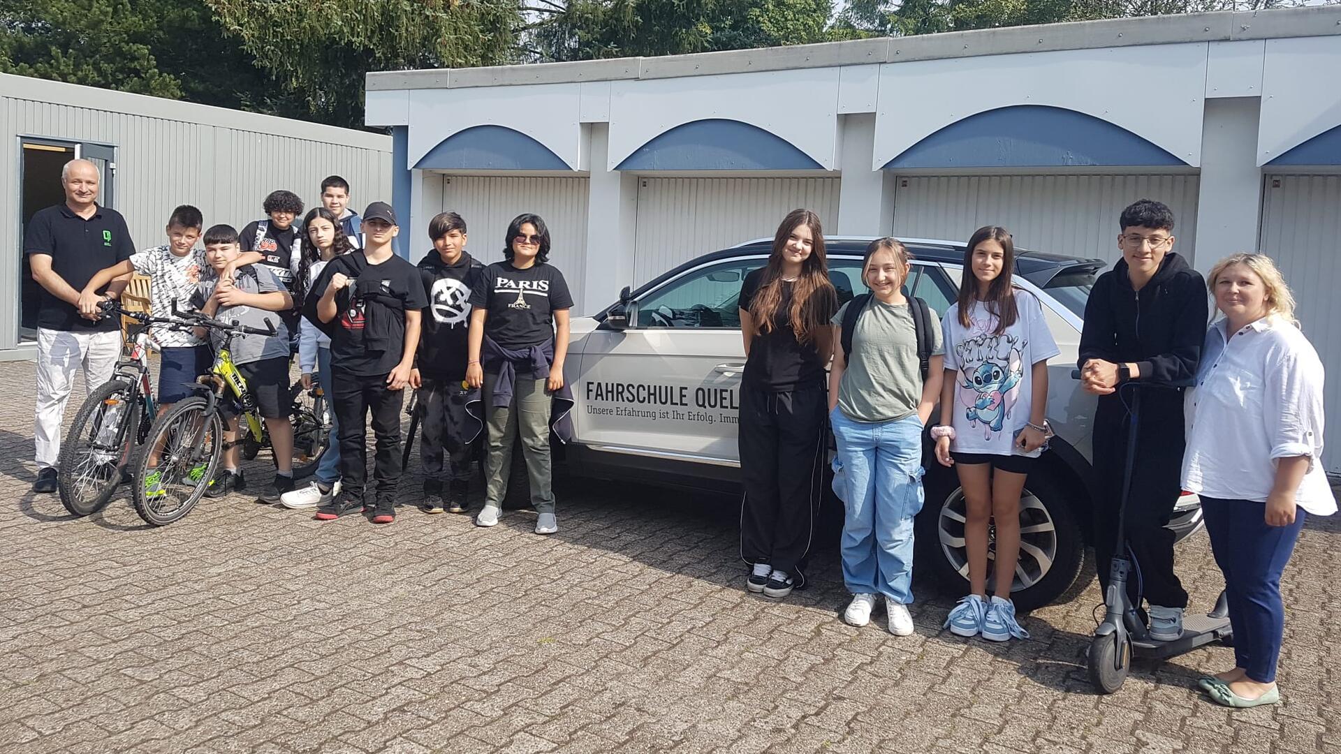 Die Willkommensklasse der Hauptschule Bremervörde nahm kürzlich an einem Verkehrssicherheitstraining der Fahrschule Quell teil.