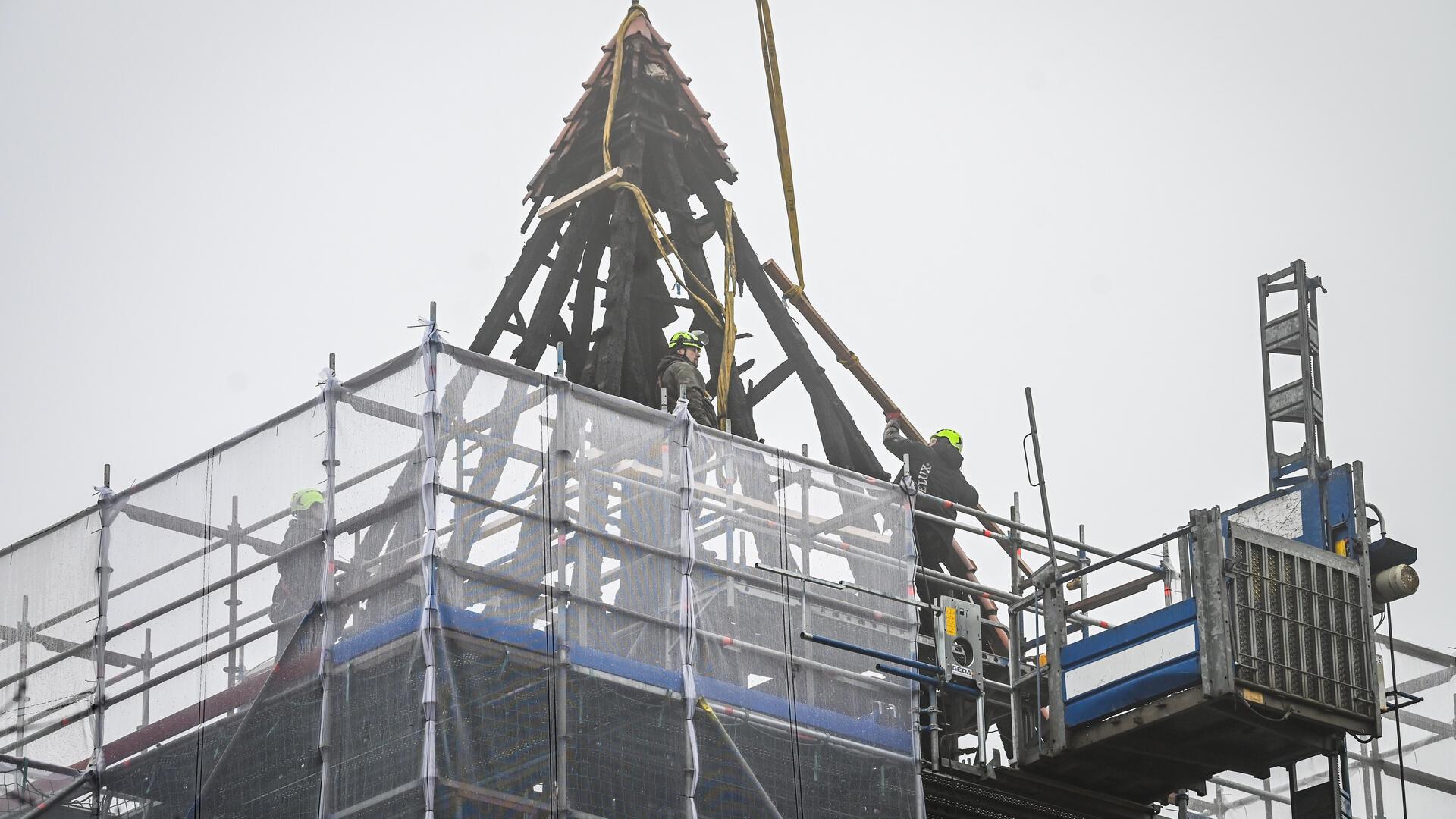 Arbeiter entfernten verkohlte Reste des Kirchturms