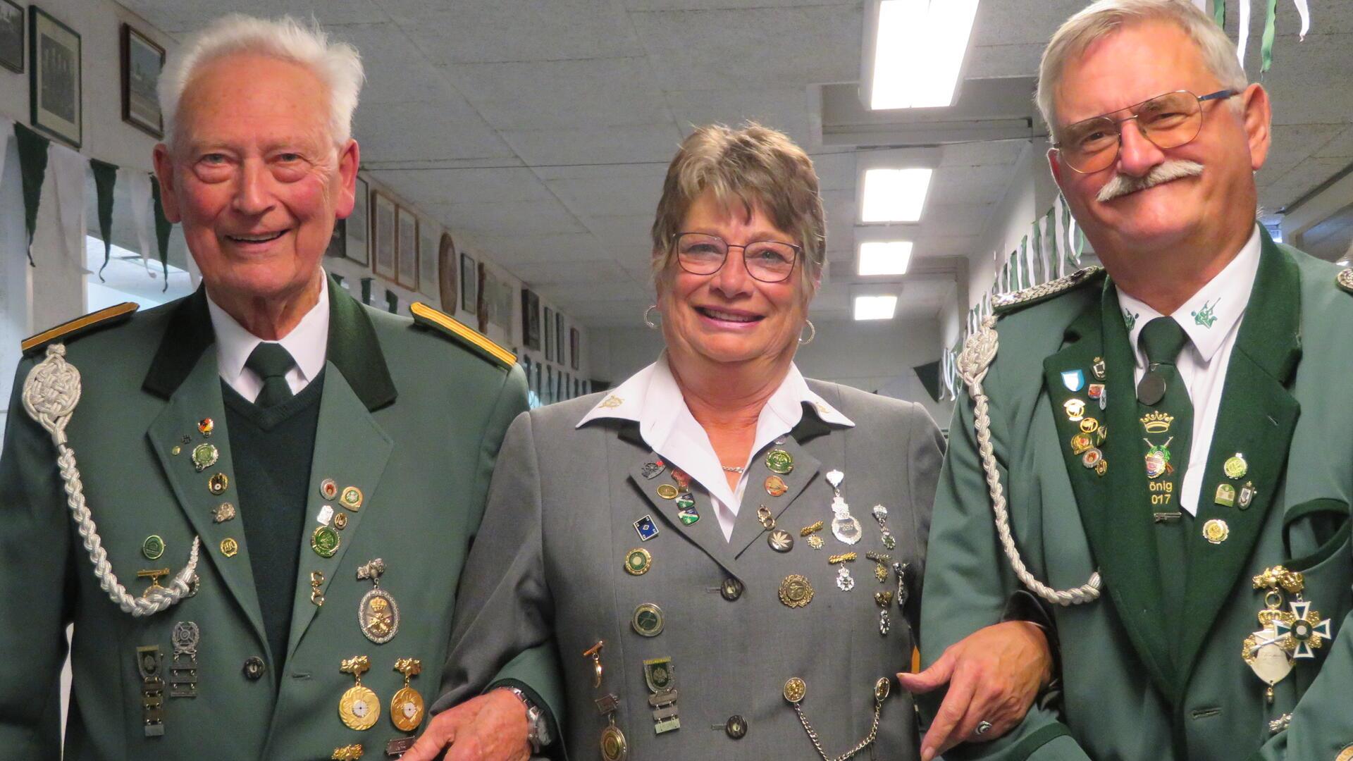 Die Wulsdorfer Schützen haben ihre Herbstkönige ermittelt: Ewald Rink (König), Elke Griese (Königin) und Heiko Sanders (Vizekönig) (von links).