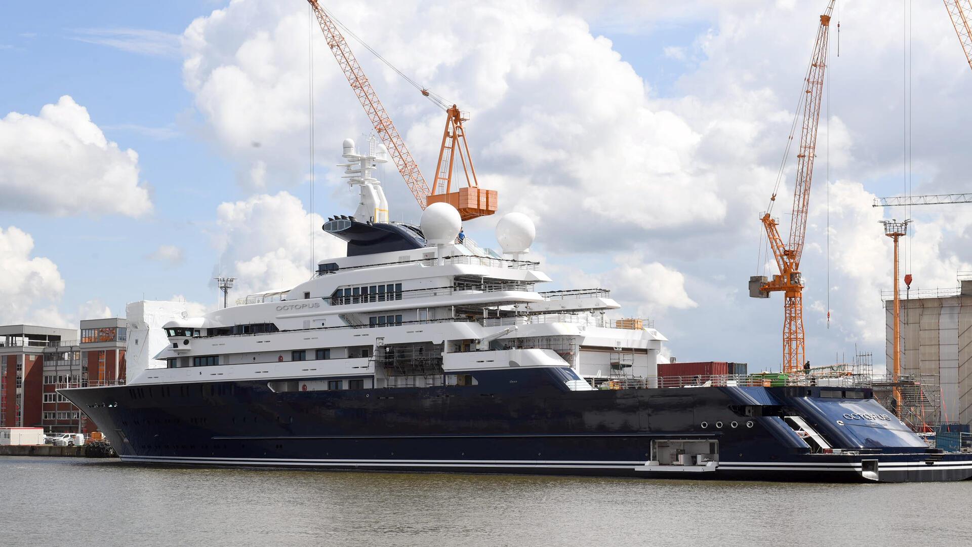 Eine Yacht an der Ausrüstungskaje der Lloyd Werft