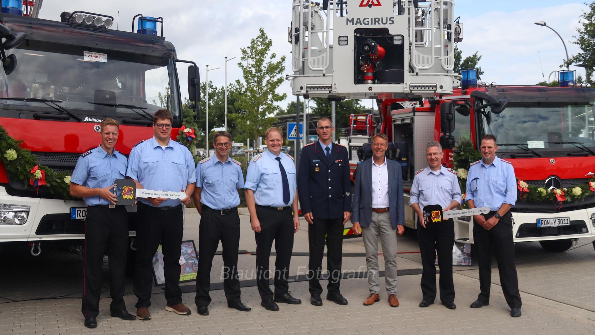 Die Zevener Feuerwehrleute freuen sich über die neuen Fahrzeuge